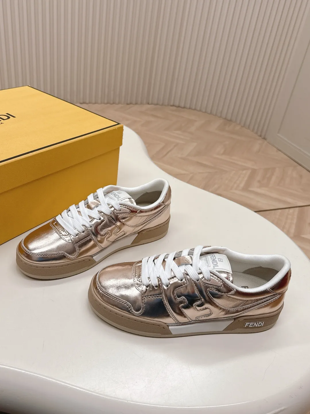 最新色系!皮面 出女💰320 男加10 最新版面 情侣款 Fendi芬迪2025新色系列板鞋休闲运动鞋 FD match 升级新款 全皮面拼接 新鲜血液注入加FF复古的设计 超好看百搭 鞋面牛皮面拼接组合 侧面凸起的双F logo内里采用透气布里 轻便 舒适百搭 原版TPu大底 码数,女款35-40 / 男款39-44