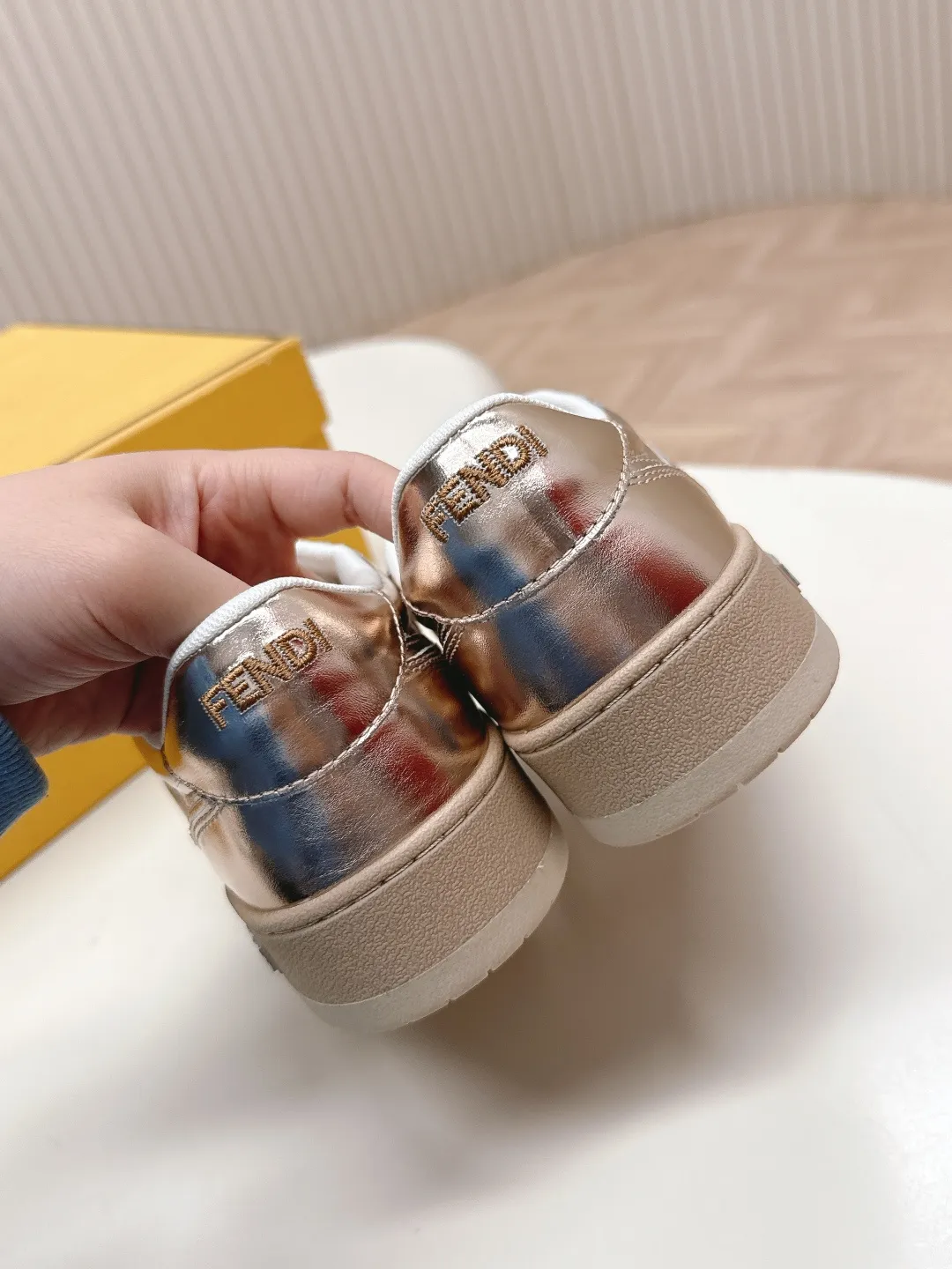 最新色系!皮面 出女💰320 男加10 最新版面 情侣款 Fendi芬迪2025新色系列板鞋休闲运动鞋 FD match 升级新款 全皮面拼接 新鲜血液注入加FF复古的设计 超好看百搭 鞋面牛皮面拼接组合 侧面凸起的双F logo内里采用透气布里 轻便 舒适百搭 原版TPu大底 码数,女款35-40 / 男款39-44