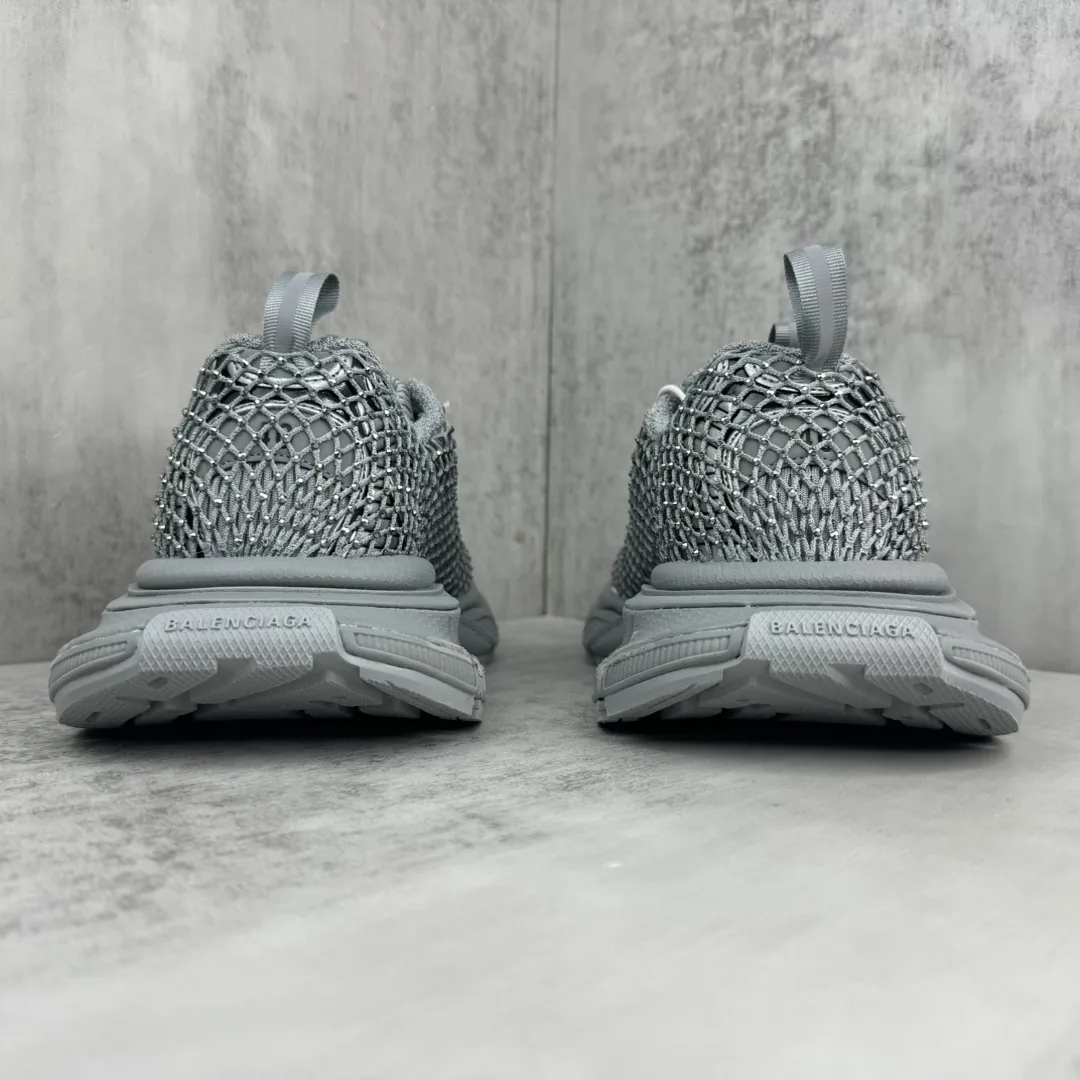 💰420🔥新款上架🔥 BALENCIAGA 3XL Sneakers 巴黎世家十代网布系带低帮走秀复古老爹鞋 全套原纸板楦头开发 最原汁原味的灵魂版型 全鞋荧光划线卡点 胶水把控整洁度追求极致完美 每一双都是工艺品 多重QC质检 超越公司货的品控标准 实实在在的免检产品 原盒原配 正确字体电绣 粗细、位置、大小正确 侧边TPU 透气孔匹配意产原版 正确分离大底 TPU软底 原版一致大底LOGO 立体感十足 原厂皮料水洗做旧 采购原厂网纱 不含皮革 网布材料和聚氨酯 磨损效果 鞋头边缘和后帮 Balenciaga 徽标 鞋面和后跟凸印尺码 鞋舌 3XL 橡胶品牌标识和反光细节 鞋帮拉袢和鞋舌拉祥 配反光细节 备用鞋带在鞋履前侧 可在穿着前取下 便于不同造型搭配 正常尺码 尺码:35 36 37 38 39 40 41 42 43 44 45 46