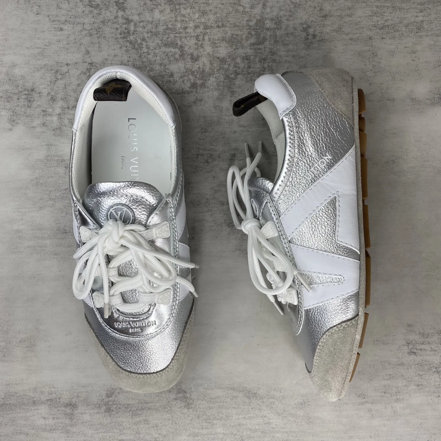 💰340🔥新款上架🔥 Louis Vuitton 25ss lv路易威登专柜最新复古德训鞋 芭蕾运动鞋 众多网红明星纷纷开秀上脚 这款系带休闲运动鞋妥妥的美式复古风格 经典百搭的单品 面料：牛皮+丝光牛反绒 内里：羊皮 原版开模橡胶鞋底 码数：35-45