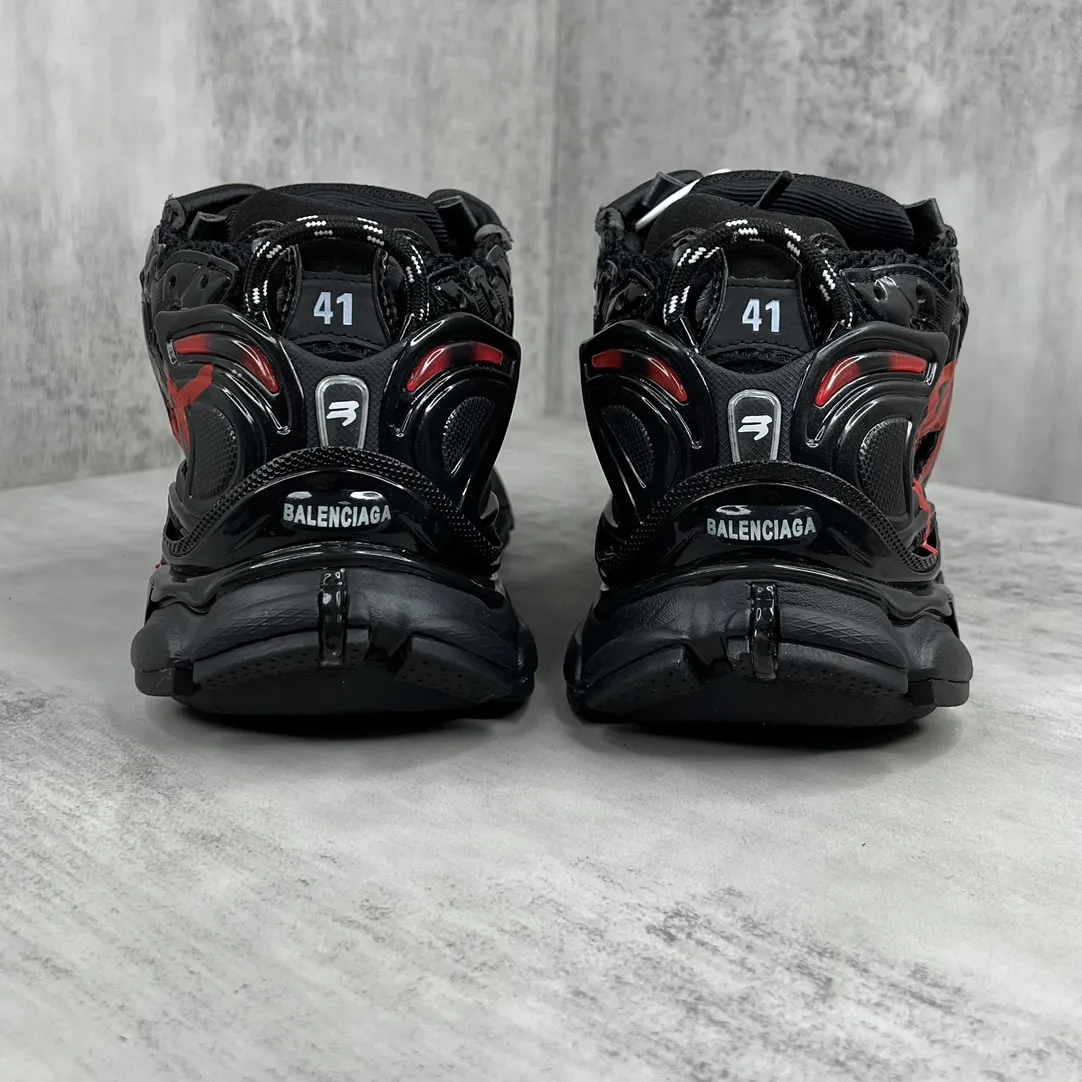 💰520🔥新款上架🔥 Balenciaga- Runner 2023最新配色 巴黎世家 最新款跑鞋是通过溢胶、做旧、缝线等细节，展示了设计师 Demna 的运动鞋风格，用一双「旧鞋」传递复古感，后侧板、翘起的鞋头，则展示了 Demna 在结构上的未来构想；原装大盒从里到外一切百分百还原官方配置 码数：35-46