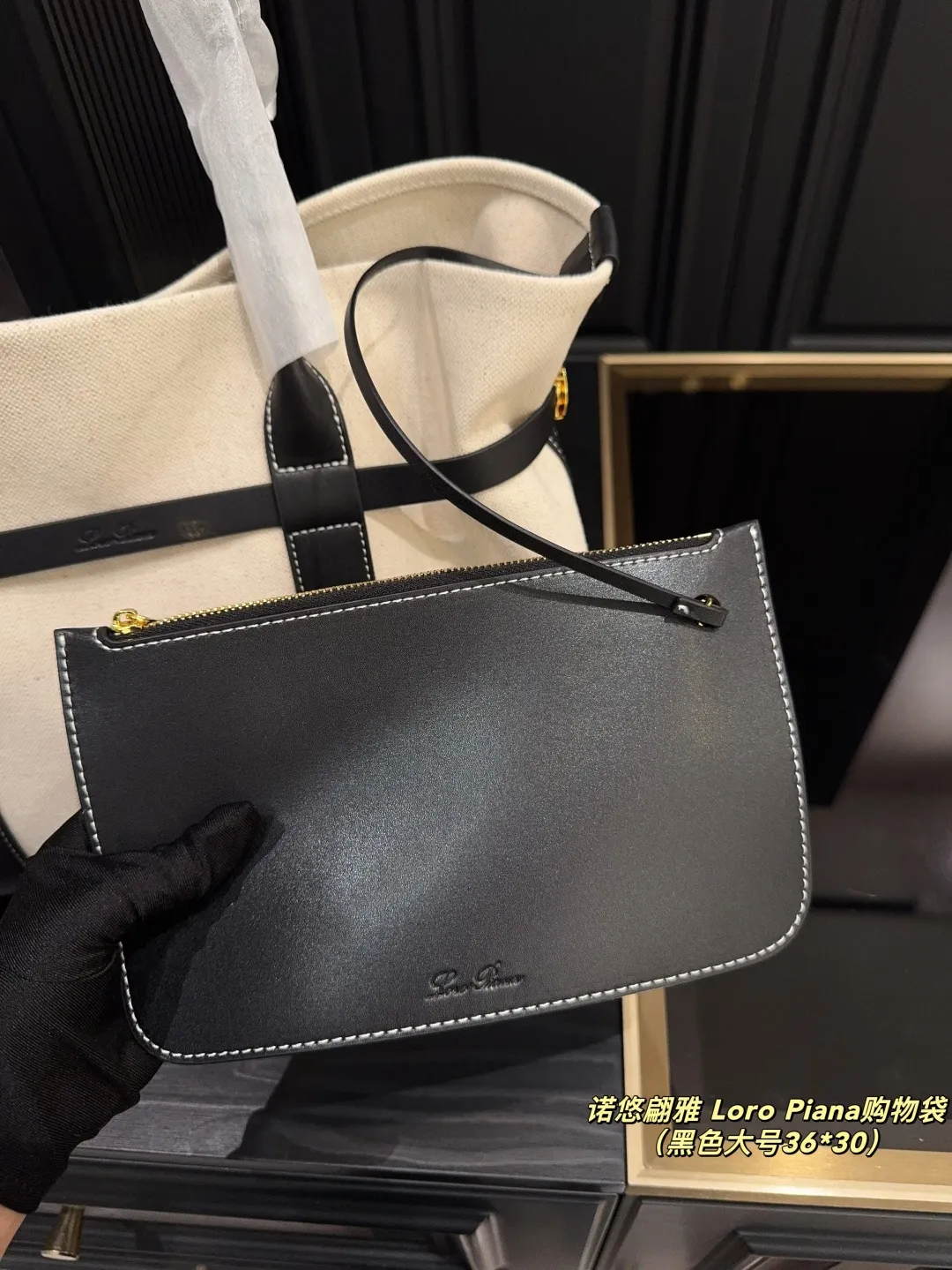大号p190⚠️尺寸36.30 小号p170⚠️尺寸25.20 诺悠翩雅 Loro Piana购物袋 出差的时候带上了这款新包，疯狂拍照🙌 白棕拼色的大容量托特包真的美翻了 太显高级👀 实物是纯正的米白色，搭配棕色真牛皮 既有帆布的轻盈感，又有牛皮的高质感 内里容量巨大，电脑、ipad、手机通通塞下 甚至还能塞下我的外套，真的太实用啦🥰