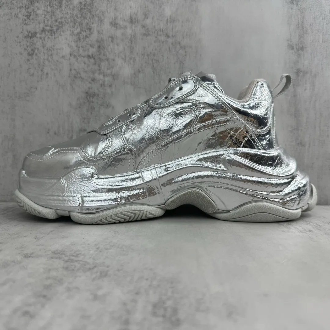 💰420🔥新款上架🔥 BALENCIAGA Triple S 巴黎世家复古老爹鞋 镜面漆皮 全套原纸板楦头开发 最原汁原味的灵魂版型 全鞋荧光划线卡点 胶水把控整洁度追求极致完美 每一双都是工艺品 多重QC质检 超越公司货的品控标准 实实在在的免检产品 原盒原配 正确字体电绣 粗细、位置、大小正确 侧边TPU 透气孔匹配意产原版 TPU软底 原版一致大底LOGO 立体感十足 复杂的三层外底 采用Clear Sole技术将TPU注入鞋底内部可产生气泡 以提供更多舒适感 更轻的鞋子和减震效果 脚趾边缘绣有尺寸 侧面绣有徽标 背面压印徽标 舌头上的Triple S橡胶品牌 2个鞋带环 包括1个功能环 运动系带系统 带12个织物孔眼 双色鞋带让人想起远足靴的鞋带 后部拉环和舌头拉环 码数:35-46