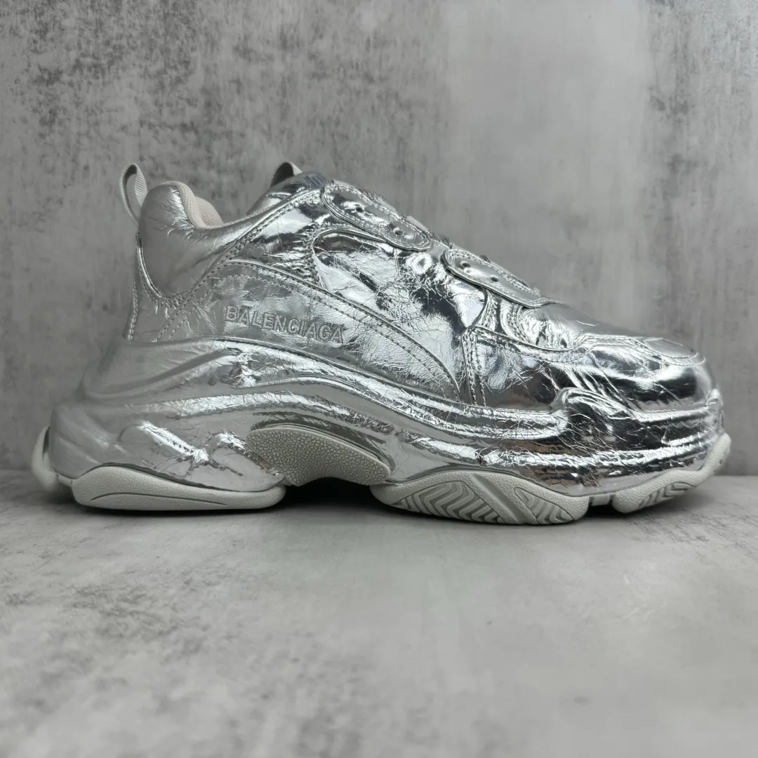 💰420🔥新款上架🔥 BALENCIAGA Triple S 巴黎世家复古老爹鞋 镜面漆皮 全套原纸板楦头开发 最原汁原味的灵魂版型 全鞋荧光划线卡点 胶水把控整洁度追求极致完美 每一双都是工艺品 多重QC质检 超越公司货的品控标准 实实在在的免检产品 原盒原配 正确字体电绣 粗细、位置、大小正确 侧边TPU 透气孔匹配意产原版 TPU软底 原版一致大底LOGO 立体感十足 复杂的三层外底 采用Clear Sole技术将TPU注入鞋底内部可产生气泡 以提供更多舒适感 更轻的鞋子和减震效果 脚趾边缘绣有尺寸 侧面绣有徽标 背面压印徽标 舌头上的Triple S橡胶品牌 2个鞋带环 包括1个功能环 运动系带系统 带12个织物孔眼 双色鞋带让人想起远足靴的鞋带 后部拉环和舌头拉环 码数：35-46