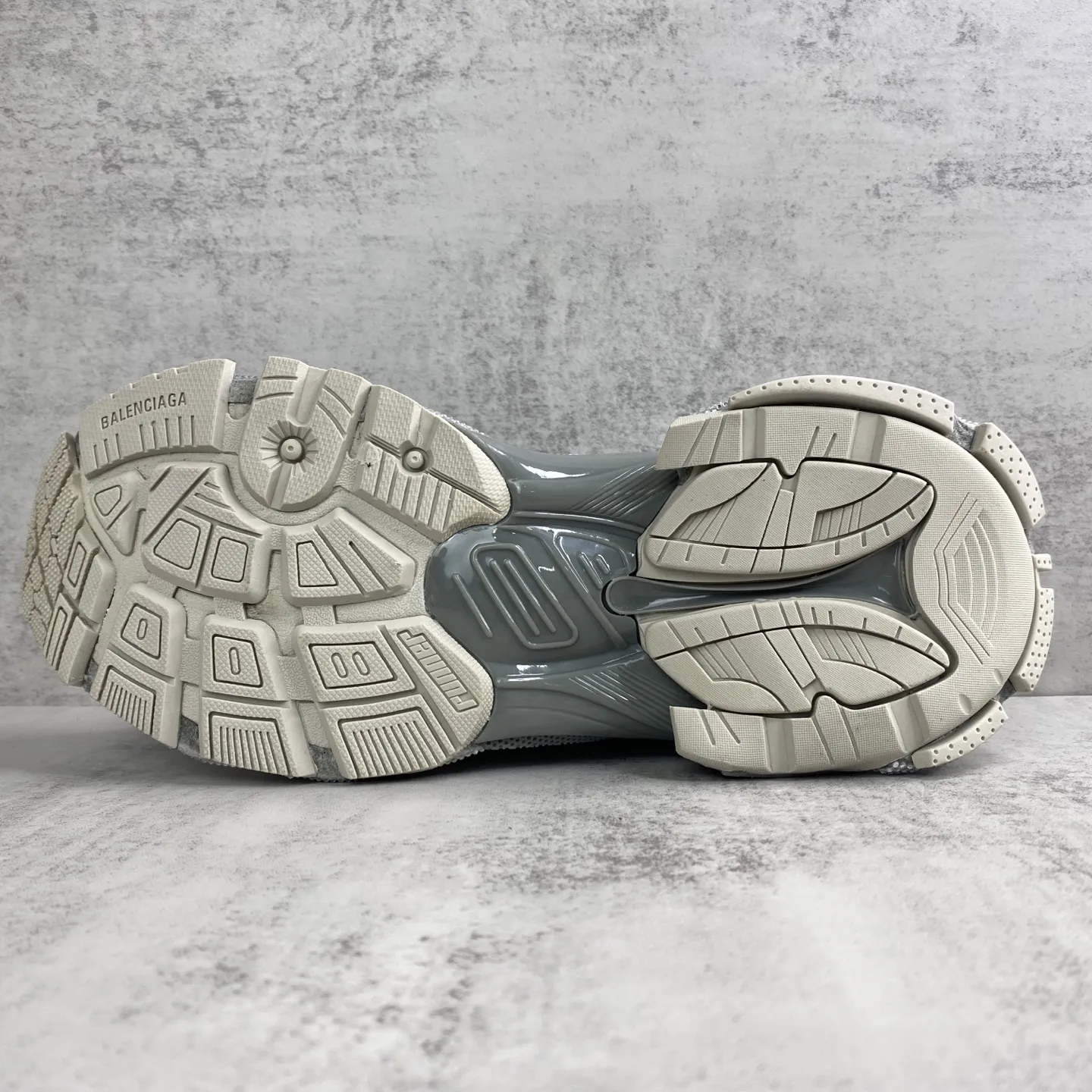 💰550🔥新款上架🔥BALENCIAGA Runner Sneaker 满钻 巴黎世家七代慢跑系列低帮复古野跑潮流运动鞋老爹鞋 尼龙和网布材质 磨损效果 鞋头边缘印有尺码 背面浮印尺码 外侧印有跑者徽标 鞋舌刺绣 Balenciaga 品牌标识 鞋跟背面 Balenciaga品牌标识 材质采用65%聚氨酯、35%聚酯纤维 全新 Runner 鞋型轮廓借鉴于 2000 年初的复古线条 搭载大网眼面料制成鞋面基础,由粉色、白色尼龍与橡胶质地覆盖鞋面诠释线条感 尤其是鞋领处与鞋带孔眼条更是采用不规则做旧技术将内容物泡棉随机露出 尺码:35 36 37 38 39 40 41 42 43 44 45