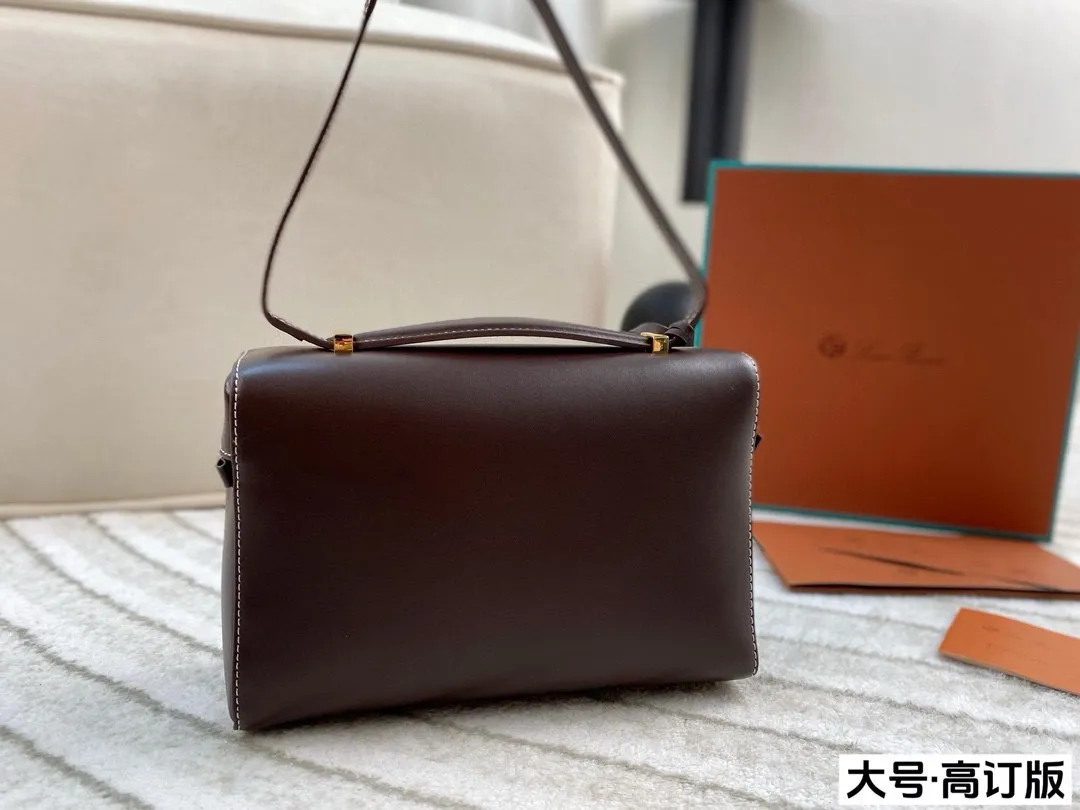 p220/p200 配盒🎁(高订版) Loro Piana extra 光面的牛皮质感绝绝子,搭配金扣气场一下子上来了,不得不说这个巧克力配色尊的好好看啊 很久没有这么心动过了!尺寸:23*15/20*11(配檀香木logo挂件)