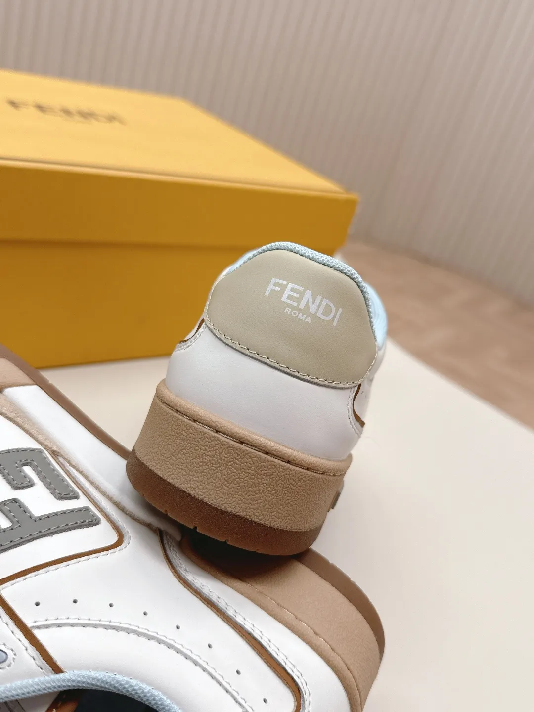 最新色系！出女💰310男加10 最新版面 情侣款 Fendi芬迪2025新色系列板鞋休闲运动鞋 FD match 升级新款 全皮面拼接 新鲜血液注入加FF复古的设计 超好看百搭 鞋面牛皮面拼接组合 侧面凸起的双F logo内里采用透气布里 轻便 舒适百搭 原版TPu大底 码数，女款35-40 / 男款39-44