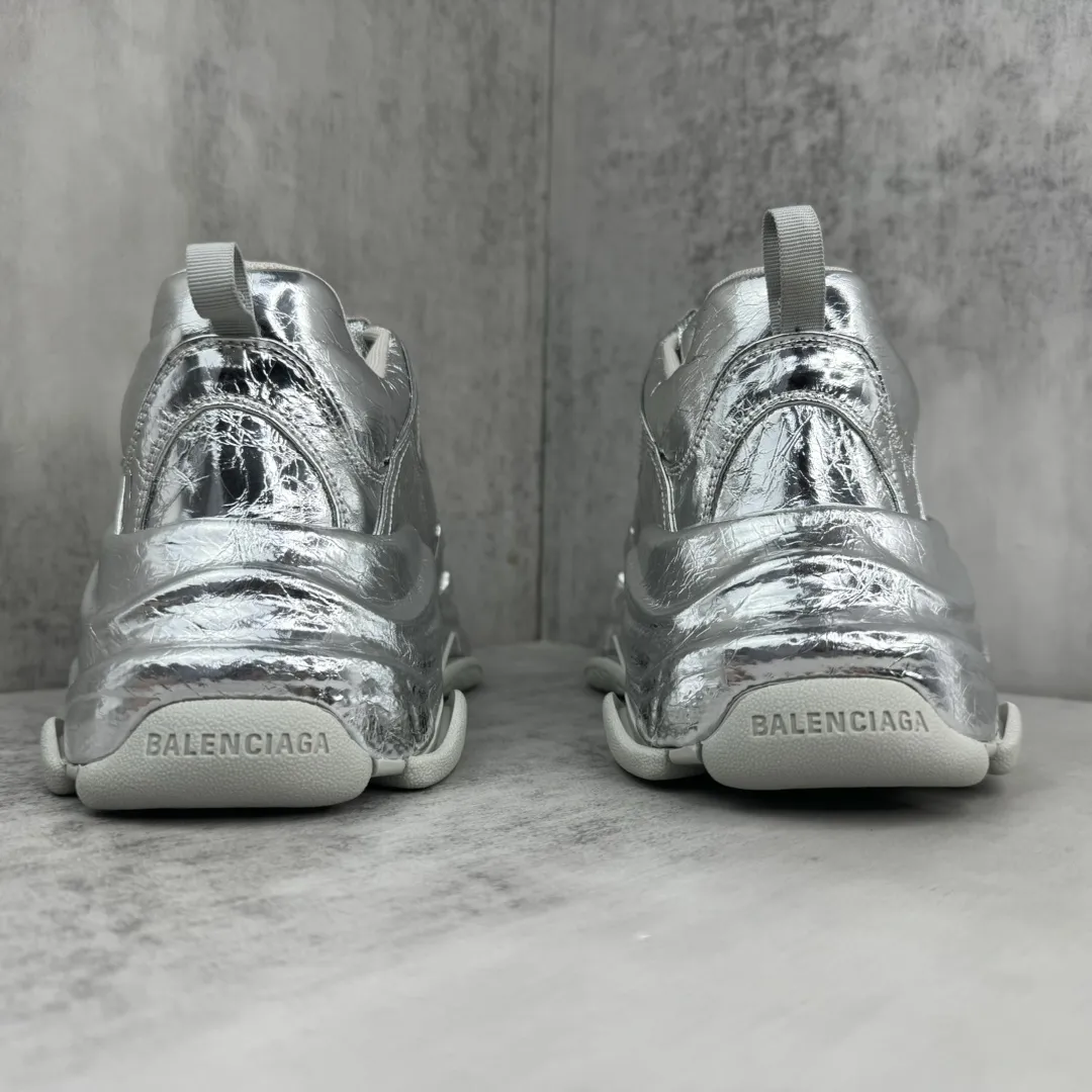 💰420🔥新款上架🔥 BALENCIAGA Triple S 巴黎世家复古老爹鞋 镜面漆皮 全套原纸板楦头开发 最原汁原味的灵魂版型 全鞋荧光划线卡点 胶水把控整洁度追求极致完美 每一双都是工艺品 多重QC质检 超越公司货的品控标准 实实在在的免检产品 原盒原配 正确字体电绣 粗细、位置、大小正确 侧边TPU 透气孔匹配意产原版 TPU软底 原版一致大底LOGO 立体感十足 复杂的三层外底 采用Clear Sole技术将TPU注入鞋底内部可产生气泡 以提供更多舒适感 更轻的鞋子和减震效果 脚趾边缘绣有尺寸 侧面绣有徽标 背面压印徽标 舌头上的Triple S橡胶品牌 2个鞋带环 包括1个功能环 运动系带系统 带12个织物孔眼 双色鞋带让人想起远足靴的鞋带 后部拉环和舌头拉环 码数：35-46