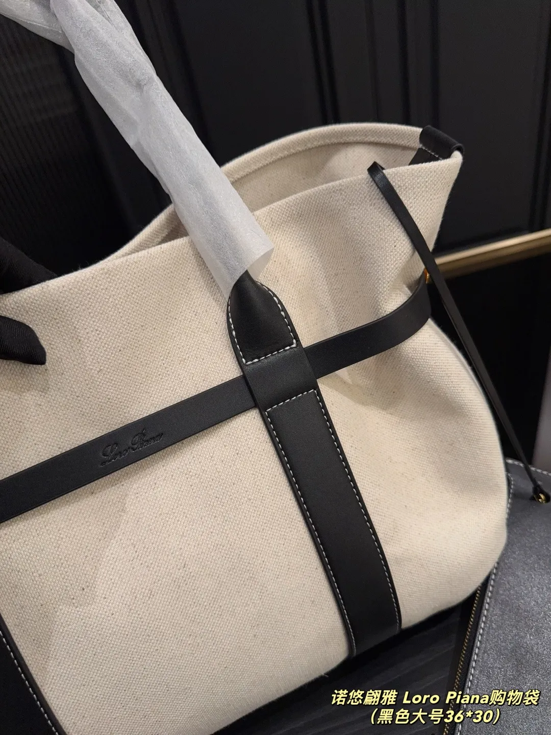 大号p190⚠️尺寸36.30 小号p170⚠️尺寸25.20 诺悠翩雅 Loro Piana购物袋 出差的时候带上了这款新包,疯狂拍照🙌 白棕拼色的大容量托特包真的美翻了 太显高级👀 实物是纯正的米白色,搭配棕色真牛皮 既有帆布的轻盈感,又有牛皮的高质感 内里容量巨大,电脑、ipad、手机通通塞下 甚至还能塞下我的外套,真的太实用啦🥰
