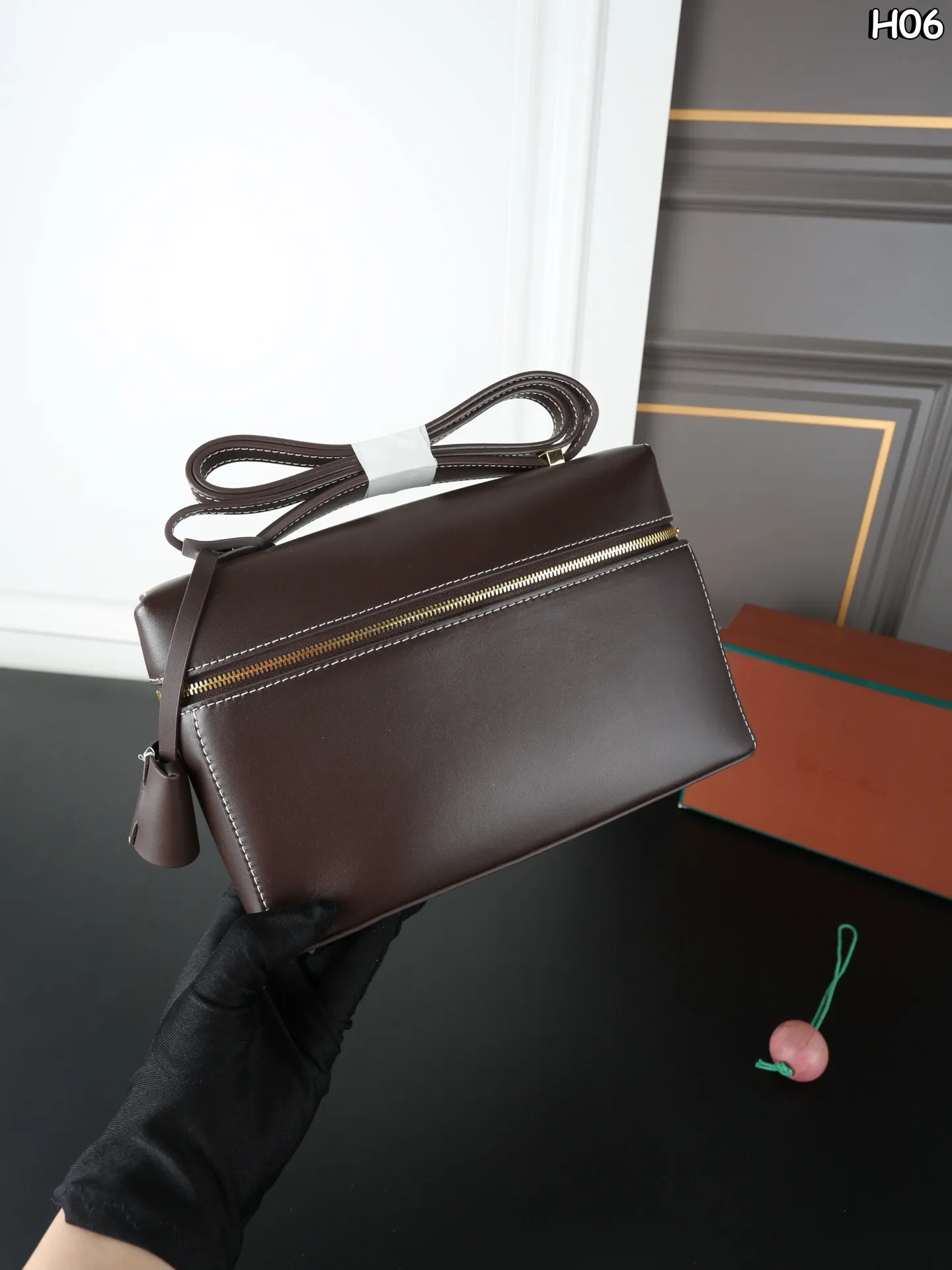 大P235 天地盖➕挂件 中P225 天地盖➕挂件 小P205 天地盖➕挂件 Loro Piana Extra Bag LP 饭盒包 化妆盒子包 手提包斜挎包 宋佳同款! 吴千语、唐嫣等明星都在背Loro Piana新包! Loro Piana 又出新包了,最新街拍吴千语、唐嫣、张钧甯、董洁、马思纯、梅婷、宋佳、万茜、邬君梅、张雪迎、包包颜值是真的高,容量方面也能够满足出行需求,不管是通勤还是日常都很适合,秋冬季节拿来搭配外套大衣最合适不过啦! 尺寸:26.5×17/23×15/20×11