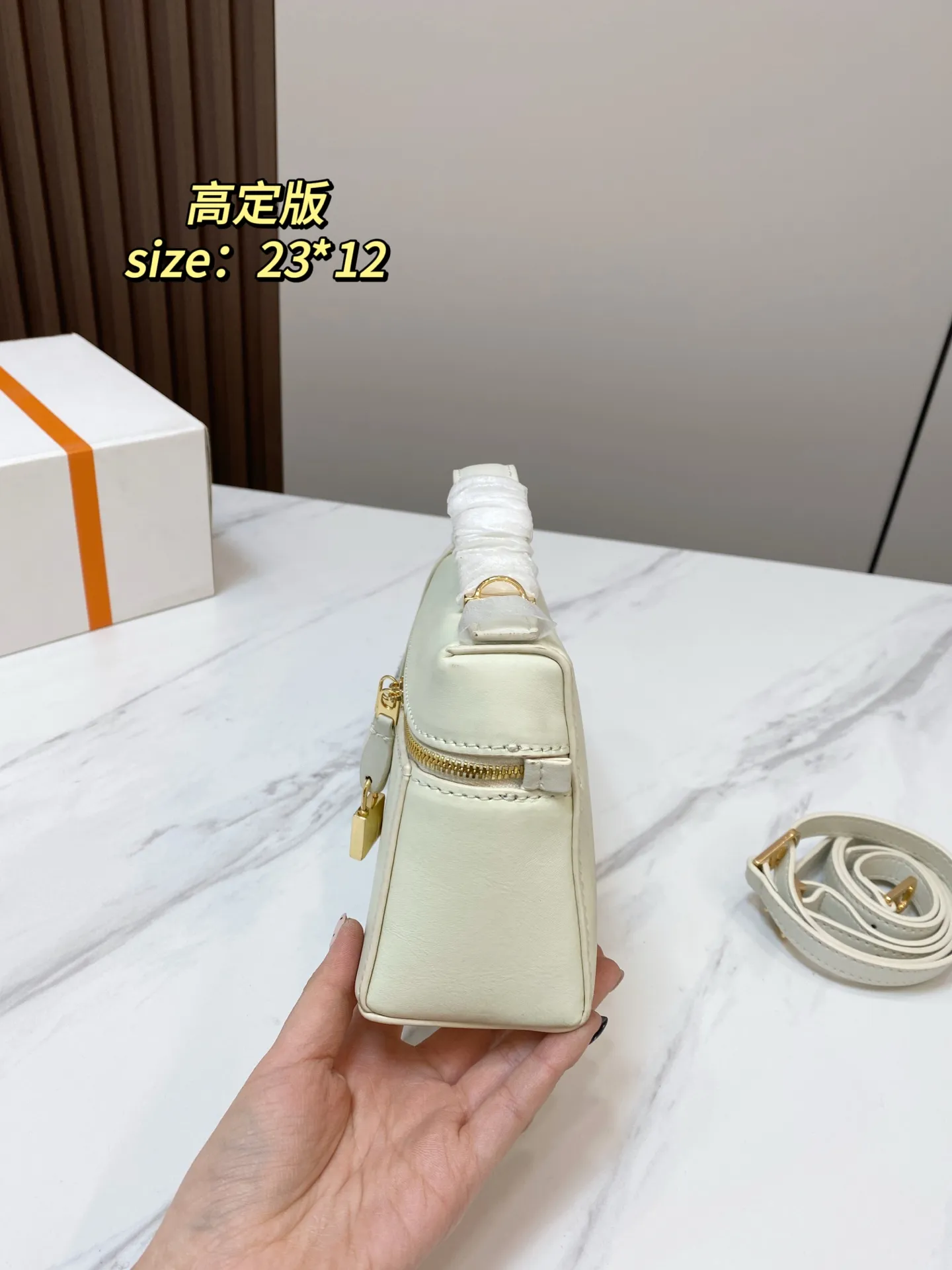 🅿️💰210 配礼盒 尺寸23*12 貌美如花LoroPiana小方包 不再买包的我看到这个真是受不了 简直太适合夏天，容量可放下手机 钥匙 气垫 手纸 口红等，好喜欢這 #OroPiana#夏日小包推荐 6178