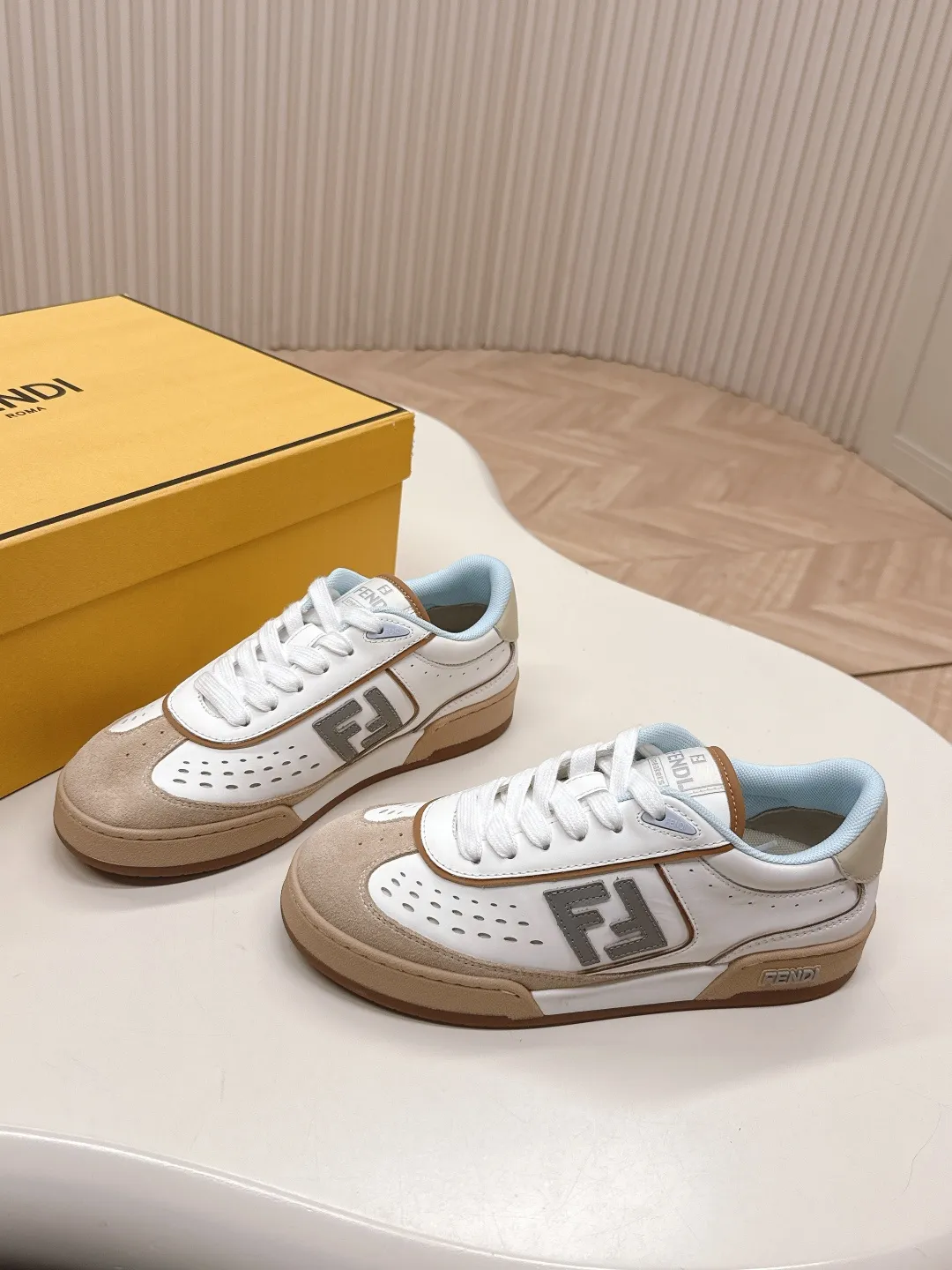 最新色系!出女💰310男加10 最新版面 情侣款 Fendi芬迪2025新色系列板鞋休闲运动鞋 FD match 升级新款 全皮面拼接 新鲜血液注入加FF复古的设计 超好看百搭 鞋面牛皮面拼接组合 侧面凸起的双F logo内里采用透气布里 轻便 舒适百搭 原版TPu大底 码数,女款35-40 / 男款39-44
