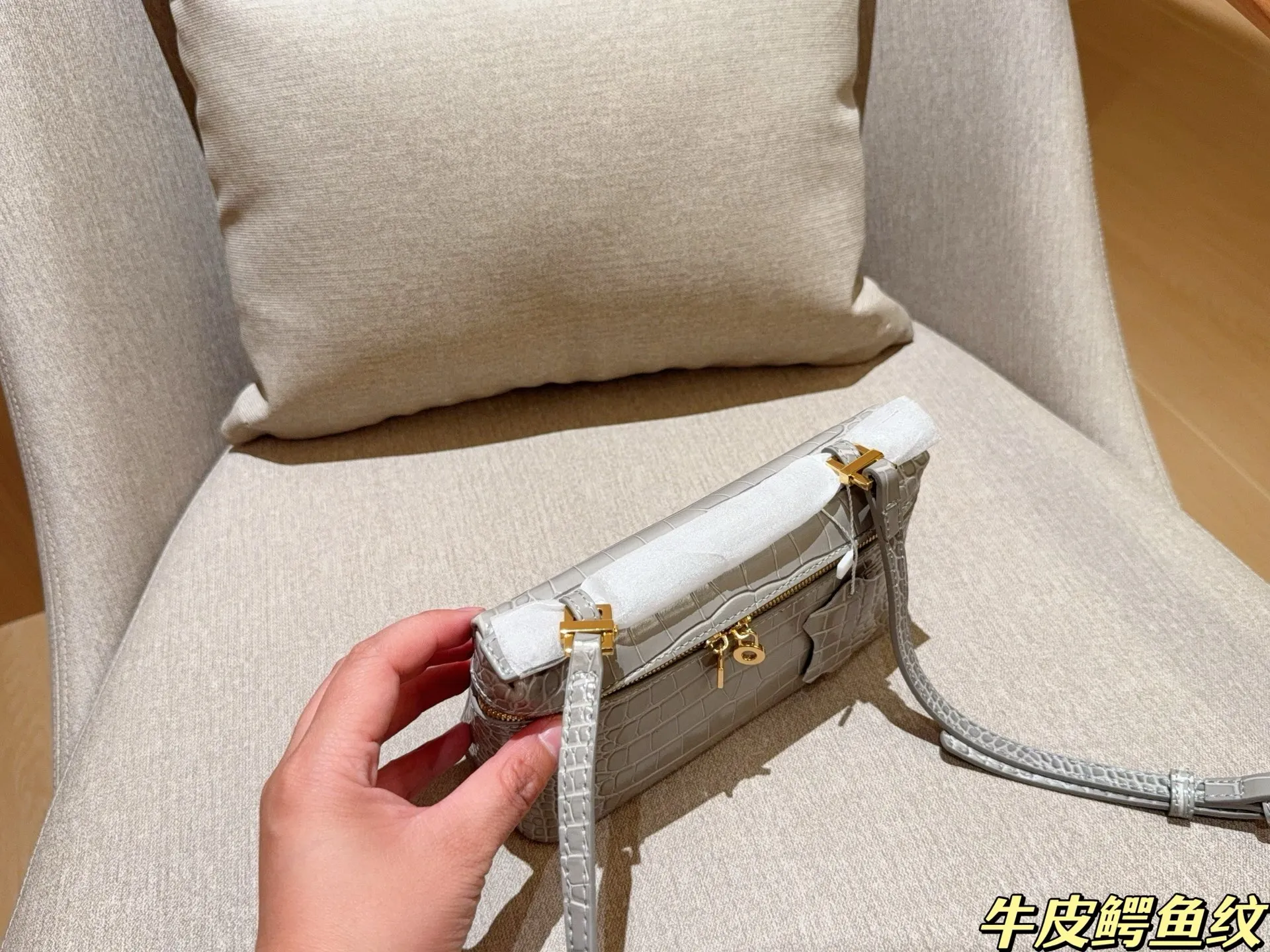 💰175 牛皮鳄鱼纹 Loro piana 牛皮鳄鱼纹饭盒包Lp化妆包L19 爱马仕平替 尺寸19&times;12&times;6 礼盒包装🎁