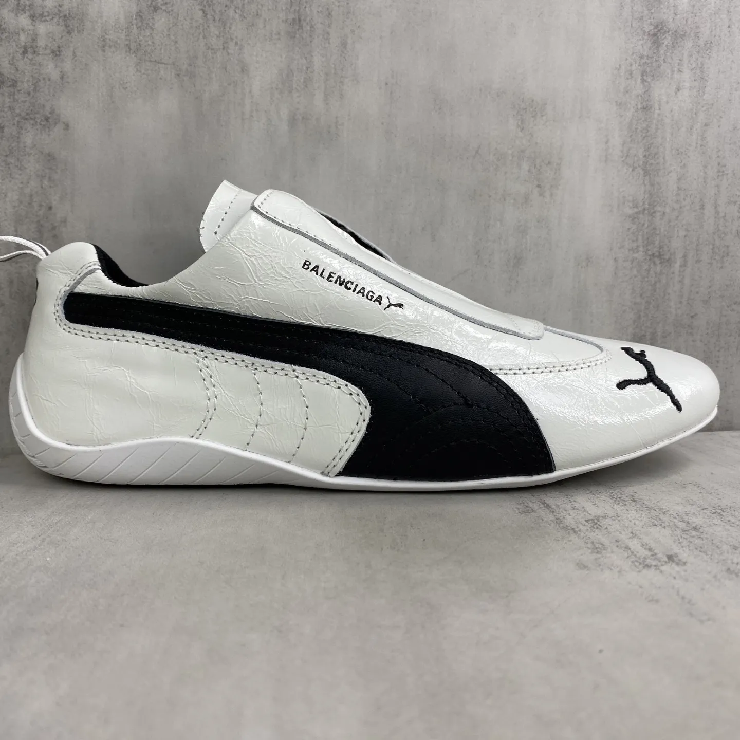 💰300🔥新款上架🔥 Balenciaga巴黎世家PUMA Speedcat运动鞋 Demna设计的全新冬季25系列Balenciaga与PUMA的联名合作款 鞋面采用进口牛京 做旧打磨元素打造出灵活的袜套式贴合感,同时保留了原本轻薄、灵活的平底设计。包装:全套配件加固飞机盒包装!码数:女35-40码(40定做不退换)男40-45码(45定做不退换)