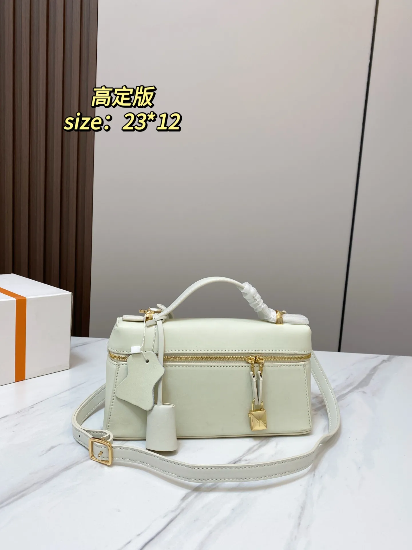 🅿️💰210 配礼盒 尺寸23*12 貌美如花LoroPiana小方包 不再买包的我看到这个真是受不了 简直太适合夏天,容量可放下手机 钥匙 气垫 手纸 口红等,好喜欢這 #OroPiana#夏日小包推荐 6178
