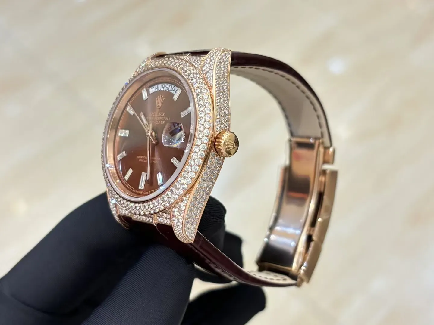 💍劳力士 顶级好货💍🌈首款日志型美洲鳄鱼皮带系列 !✨后镶嵌顶级天然皓石,大闪亮,难度极高,目前同种材质最闪工艺。不惜成本只为完美,可谓用心至极,完美展现工匠精神。奢华高贵 身份的象征,适合重要场合使用! 1⃣️搭载ETA2836星期日历全自动机芯,经典机芯稳定性强,无后顾之忧。 2⃣️蓝宝石镜面,字面颜色更细腻做出了与正品一致的视觉效果,防反光凸透式放大日历窗。 ️3⃣️表壳均采用顶级904钢,镶嵌顶级天然皓石。尺寸:直径40mm。 4⃣️表带美洲鳄鱼皮配搭原装折叠扣表扣,连接表壳头粒更细致优化!表扣细节刻字也比较到位! 5⃣️复刻诚心力作!让我们一起一劳永逸!欢迎各位表友品鉴!