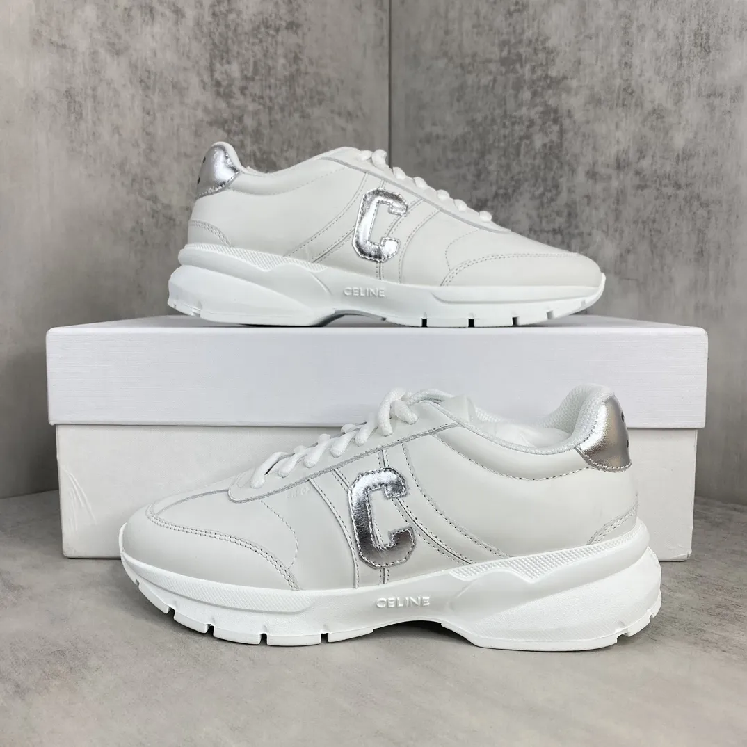 💰280🔥新款上架🔥CELINE(思琳)2024早春新款运动鞋 这一季运动小白鞋无论从楦型的轮廓 隔板的拼接都让人耳目一新 前后品牌LOGO相呼应 大底边位明显Celine字母点缀 无不彰显品牌元素 鞋面柔软粒面牛皮 透气网布 TPU大底 码数:35-45