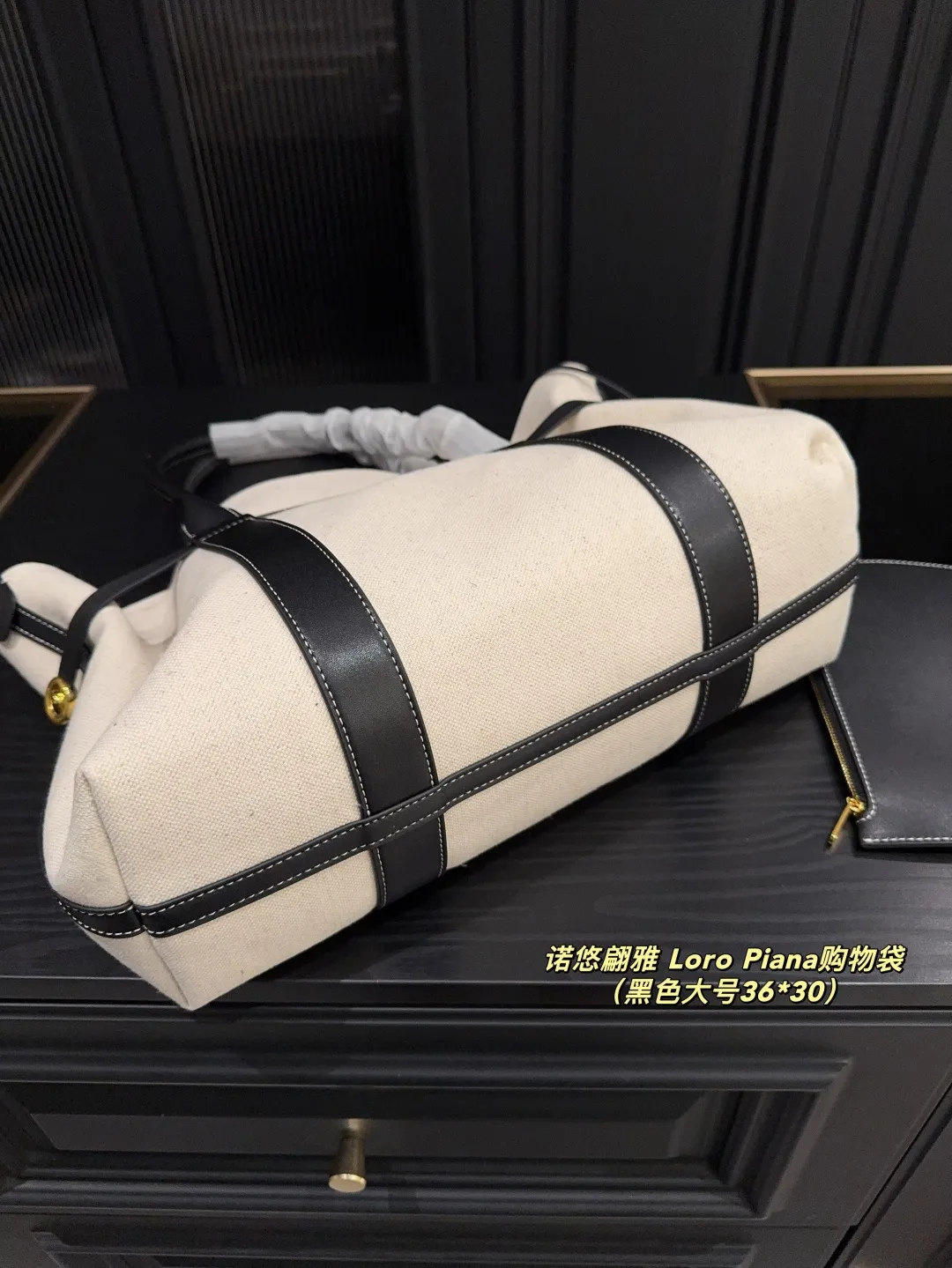 大号p190⚠️尺寸36.30 小号p170⚠️尺寸25.20 诺悠翩雅 Loro Piana购物袋 出差的时候带上了这款新包,疯狂拍照🙌 白棕拼色的大容量托特包真的美翻了 太显高级👀 实物是纯正的米白色,搭配棕色真牛皮 既有帆布的轻盈感,又有牛皮的高质感 内里容量巨大,电脑、ipad、手机通通塞下 甚至还能塞下我的外套,真的太实用啦🥰