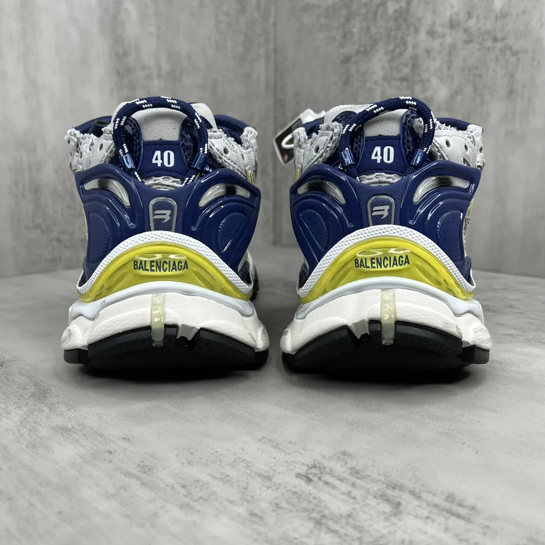💰520🔥新款上架🔥 纯原版本 新款BALENCIAGA Runner 7.0 七代巴黎世家老爹鞋 通过溢胶、做旧、缝线等细节，展示了设计师 Demna 的运动鞋风格，用一双「旧鞋」传递复古感，后侧板、翘起的鞋头，则展示了 Demna 在结构上的未来构想。 原装大盒从里到外一切百分百还原官方配置 顶级专供碾压一切版本 尺码：35 36 37 38 39 40 41 42 43 44 45
