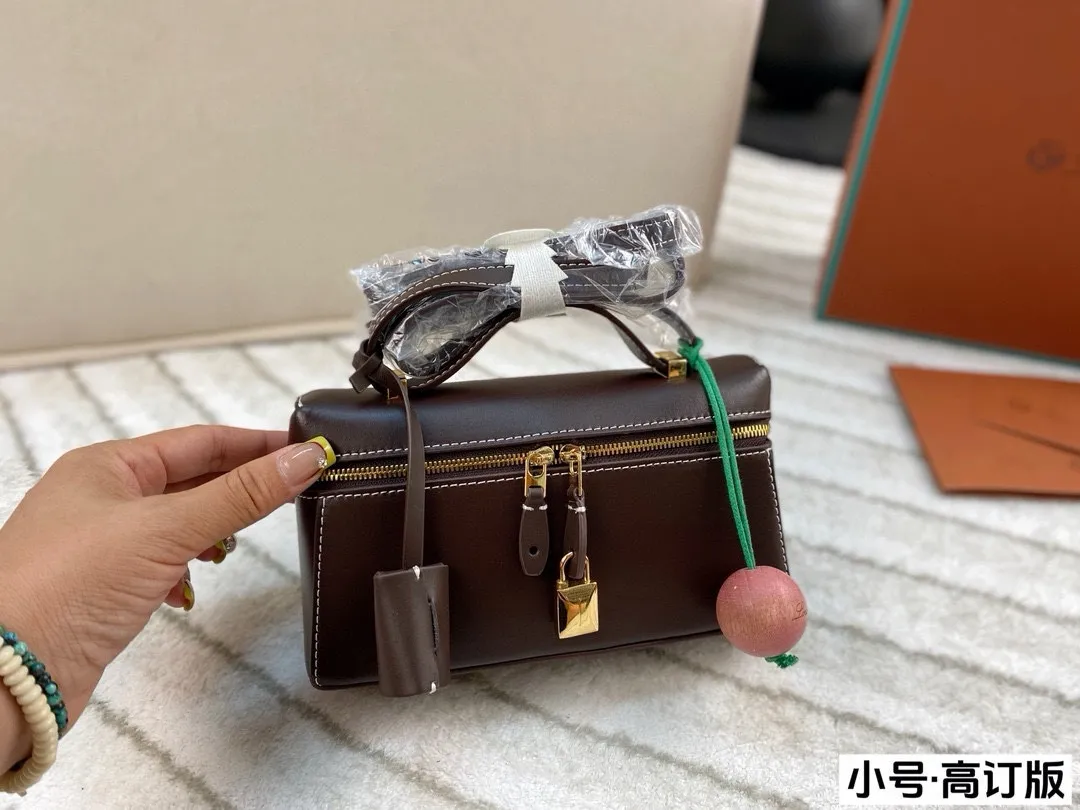 p220/p200 配盒🎁(高订版) Loro Piana extra 光面的牛皮质感绝绝子，搭配金扣气场一下子上来了，不得不说这个巧克力配色尊的好好看啊 很久没有这么心动过了！尺寸：23*15/20*11（配檀香木logo挂件）