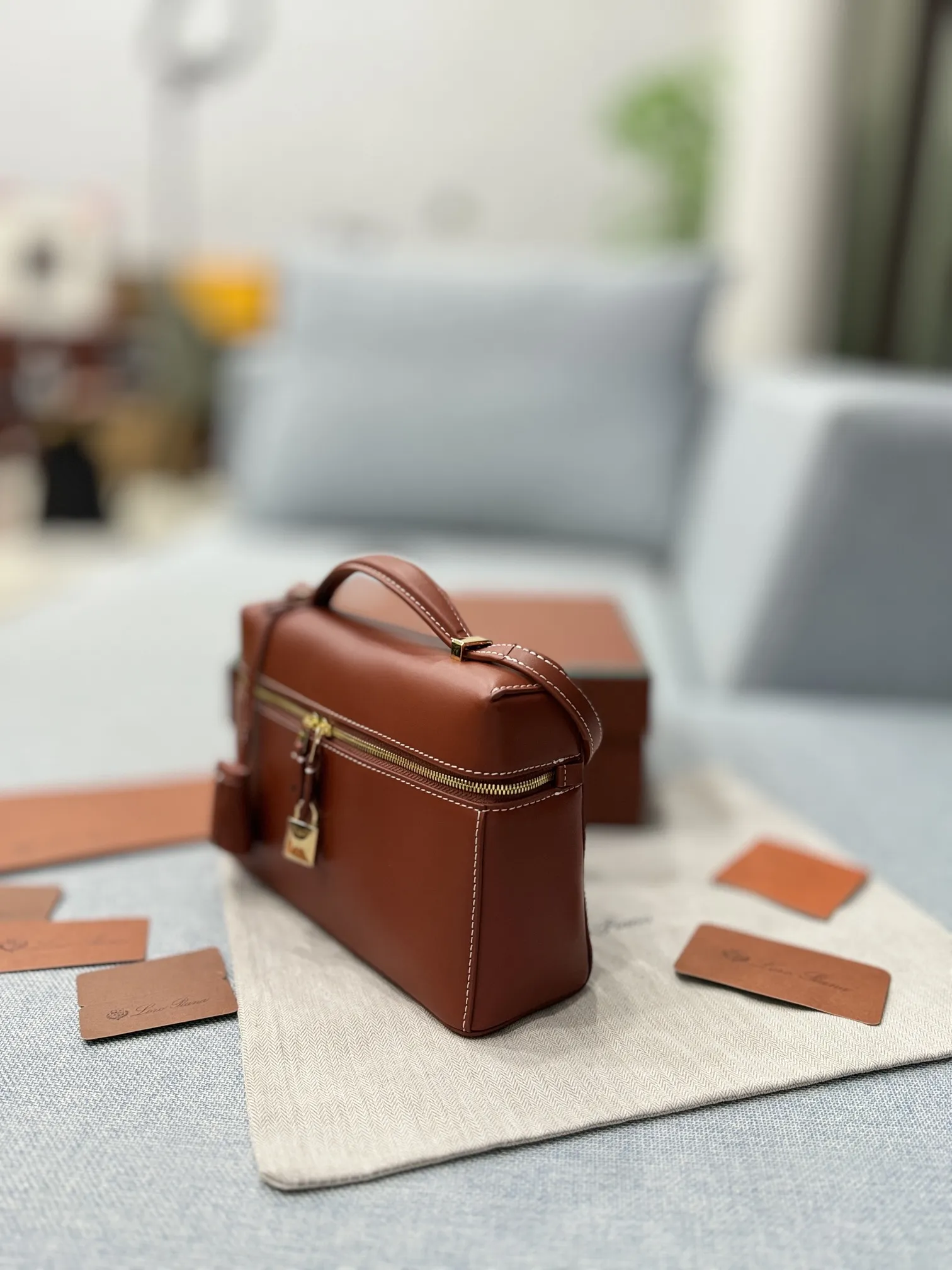 大号P225 配盒🎀 size:22.5×15 Loro Piana Extra Bag L27 饭盒包 单肩斜挎手提包 手袋包 这个包型以几何造型展示了精美与优雅风范复古手袋的魅力 加上细心雕琢的细节锋线饰边凸显出简洁干练的线条 为新手袋增添了现代的品味! 皮质采用了牛皮制作而成具有细腻而饱满的纹理感金属点缀 独特精致