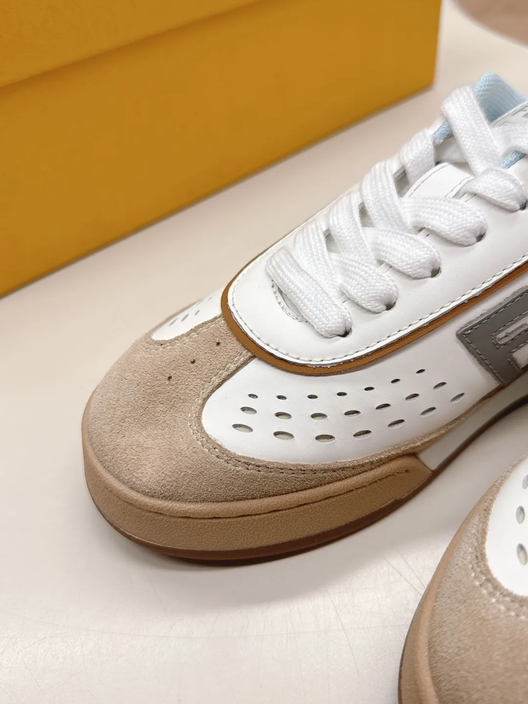 最新色系！出女💰310男加10 最新版面 情侣款 Fendi芬迪2025新色系列板鞋休闲运动鞋 FD match 升级新款 全皮面拼接 新鲜血液注入加FF复古的设计 超好看百搭 鞋面牛皮面拼接组合 侧面凸起的双F logo内里采用透气布里 轻便 舒适百搭 原版TPu大底 码数，女款35-40 / 男款39-44