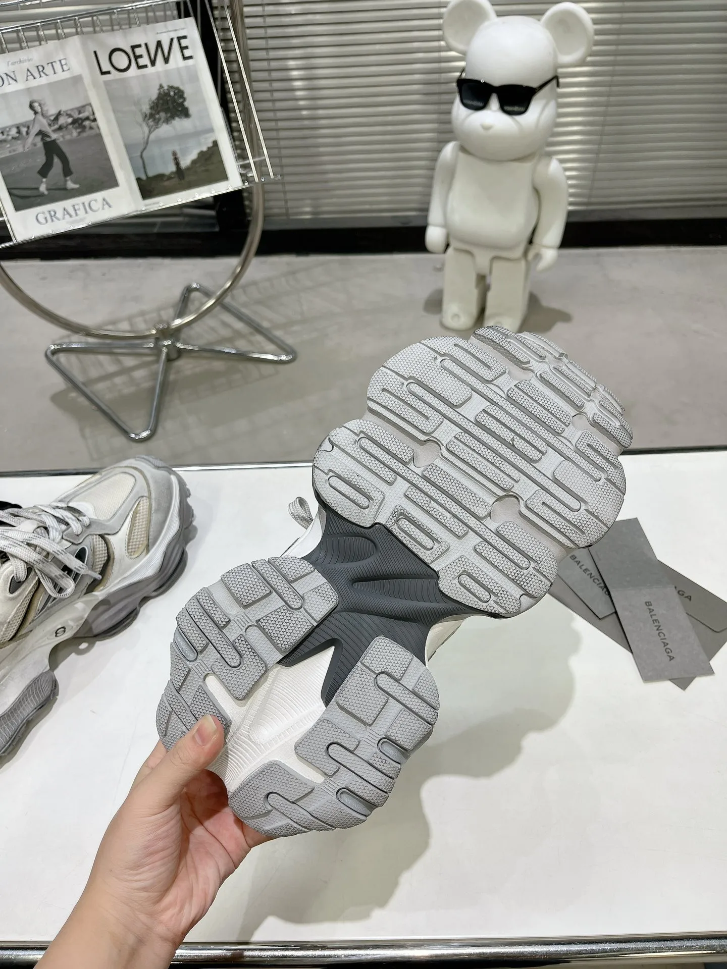 巴黎世家SUMMER 24 Cargo Sneaker 全球限量版 顶级版本 超级火爆! 6XL的终极奥义。伴随Balenciaga夏季24系列的发布,秀场上刘昊然脚上的6XL运动鞋再一次成为时尚的话题点,并且在秀场结束的第一时间,不少博主就发布了对这双鞋的测评和与3XL的对比。细看整体,鞋上有一处较大的变体“B