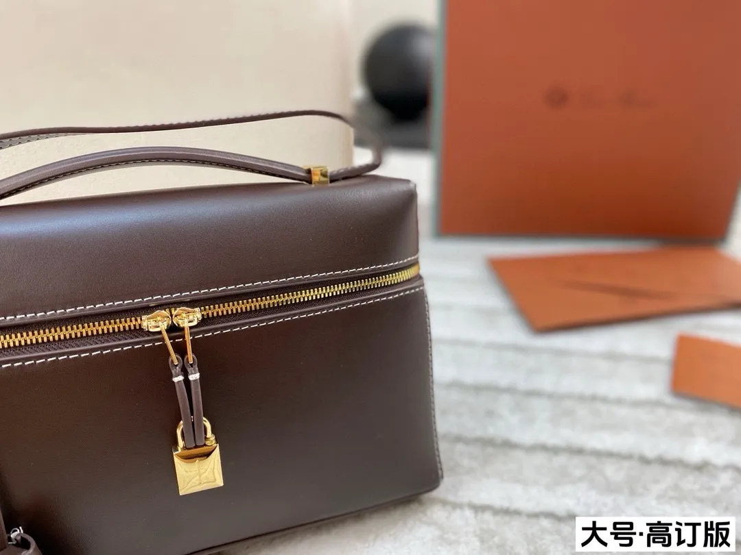 p220/p200 配盒🎁(高订版) Loro Piana extra 光面的牛皮质感绝绝子，搭配金扣气场一下子上来了，不得不说这个巧克力配色尊的好好看啊 很久没有这么心动过了！尺寸：23*15/20*11（配檀香木logo挂件）