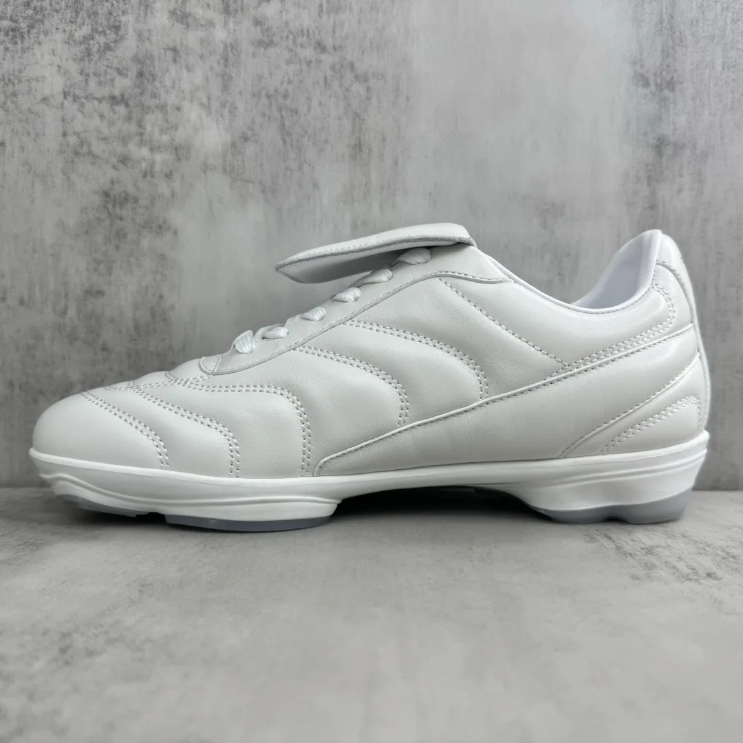 💰430🔥新款上新🔥 Louis Vuitton Footprint 25ss 足球鞋 LV Footprint Soccer 以足球运动鞋为灵感，将绿茵场的活力与奢华材质完美结合，展现了运动与时尚的新融合 预示着鞋履时尚的新趋势 值得注意的是，这款鞋型均采用了 &ldquo;薄底鞋&rdquo; 设计，在面包鞋盛行多年后，时尚圈的风向似乎正在向更加简约的薄底鞋转变。Louis Vuitton 本季的新品，无疑将在这一趋势中发挥重要作用，为时尚界带来更多可能性。码数：35-45(38,45不退换)