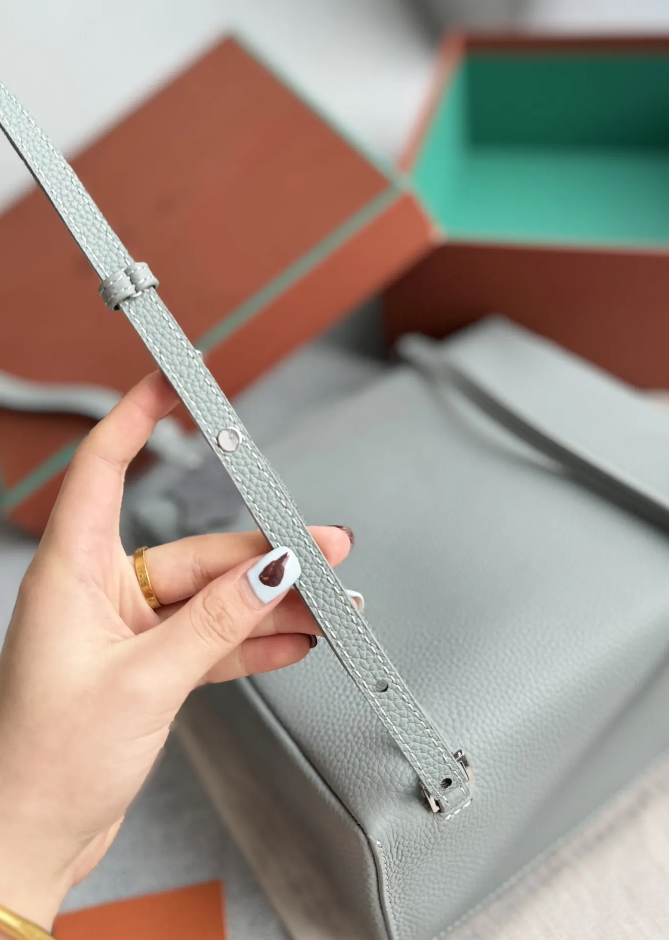 P215 配盒🎀 size：23&times;21 Loro Piana ExtraPocket L23.5 豆腐包 双肩包 造型实在太可爱了! 一如既往的极简风格 新出珍珠灰特别有质感! 一眼就被这款米色手提双肩包吸引了 它静静地躺在木质桌面上 宛如一位等待被发现的优雅女子。