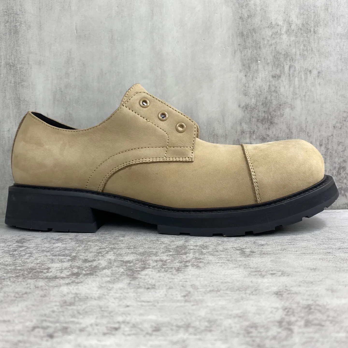 💰340🔥新款上架🔥顶级版本 巴黎世家 Balenciaga FW25 Venom Boots by balenciaga 机车靴 机能风 原厂数据-原版1:1还原细节 机车靴的设计极具辨识度，利落的线条搭配金属扣饰，每一处细节都彰显着Balenciaga的前卫态度。皮革质感上乘，光泽内敛却又奢华尽显，脚感更是舒适与格调并存。 面料：定制哑光自然摔小牛皮/做旧破坏工艺效果 内里：定制中光牛皮 五金：定制纯铜哑银色拉丝做旧版本 大底：3层组合-真皮沿条/回弹耐磨绒/轮胎橡胶外底 码数：男39-45（38，46定） 原版包装