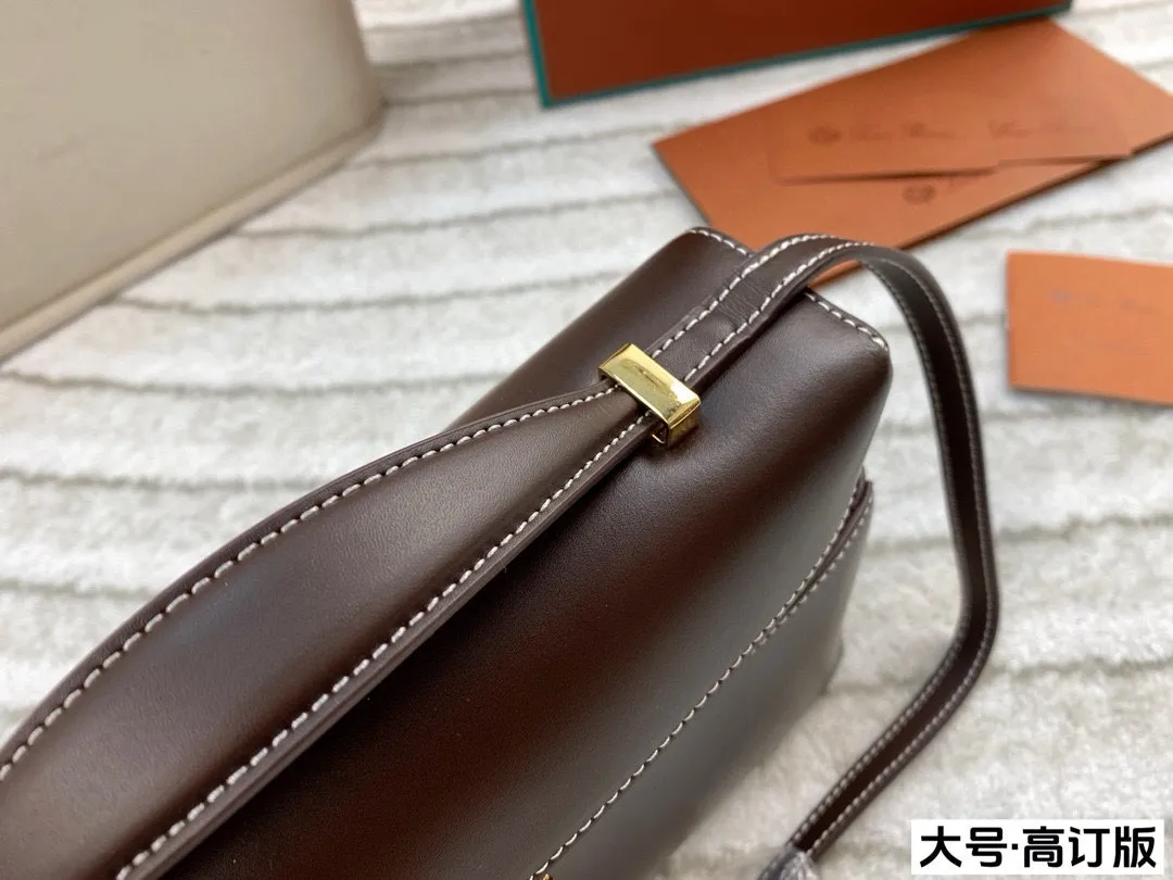 p220/p200 配盒🎁(高订版) Loro Piana extra 光面的牛皮质感绝绝子，搭配金扣气场一下子上来了，不得不说这个巧克力配色尊的好好看啊 很久没有这么心动过了！尺寸：23*15/20*11（配檀香木logo挂件）