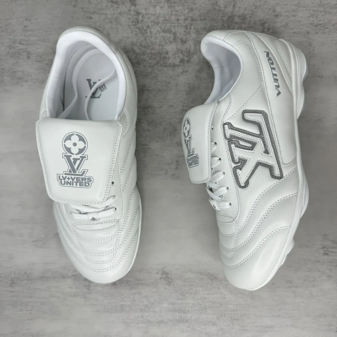 💰430🔥新款上新🔥 Louis Vuitton Footprint 25ss 足球鞋 LV Footprint Soccer 以足球运动鞋为灵感,将绿茵场的活力与奢华材质完美结合,展现了运动与时尚的新融合 预示着鞋履时尚的新趋势 值得注意的是,这款鞋型均采用了 “薄底鞋” 设计,在面包鞋盛行多年后,时尚圈的风向似乎正在向更加简约的薄底鞋转变。Louis Vuitton 本季的新品,无疑将在这一趋势中发挥重要作用,为时尚界带来更多可能性。码数:35-45(38,45不退换)
