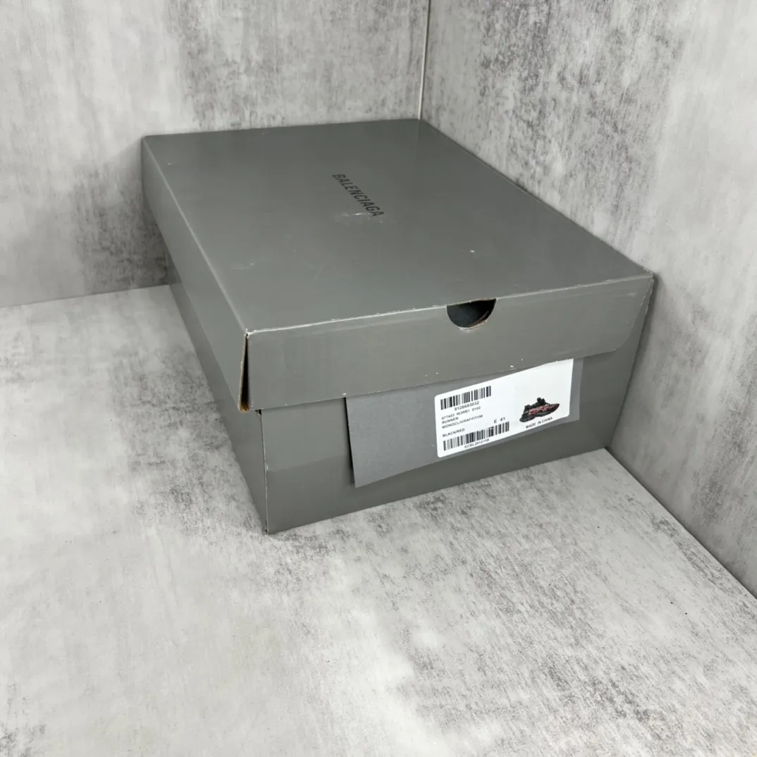 💰520🔥新款上架🔥 Balenciaga- Runner 2023最新配色 巴黎世家 最新款跑鞋是通过溢胶、做旧、缝线等细节，展示了设计师 Demna 的运动鞋风格，用一双「旧鞋」传递复古感，后侧板、翘起的鞋头，则展示了 Demna 在结构上的未来构想；原装大盒从里到外一切百分百还原官方配置 码数：35-46