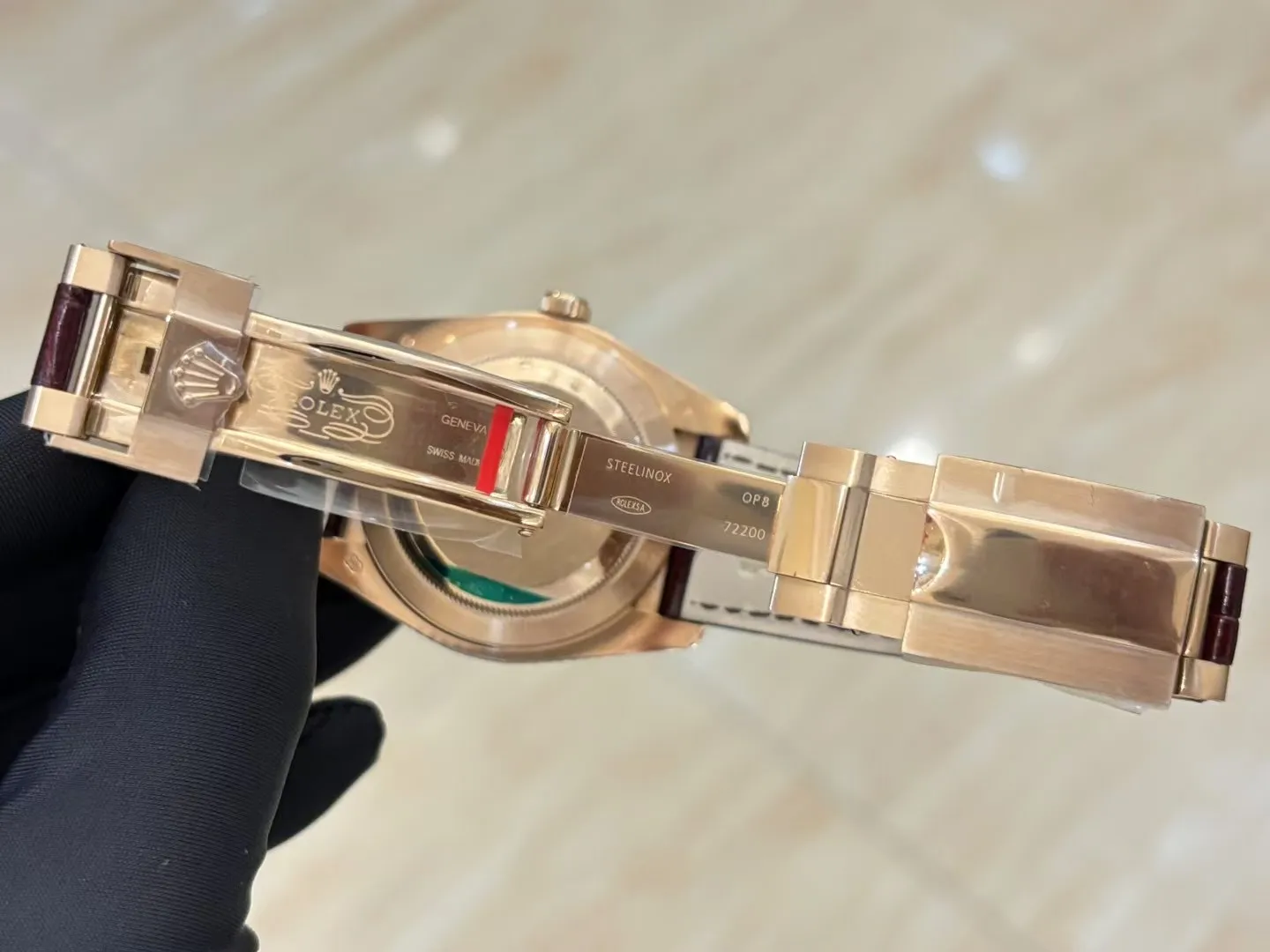 💍劳力士 顶级好货💍🌈首款日志型美洲鳄鱼皮带系列 ！✨后镶嵌顶级天然皓石，大闪亮，难度极高，目前同种材质最闪工艺。不惜成本只为完美，可谓用心至极，完美展现工匠精神。奢华高贵 身份的象征，适合重要场合使用！ 1⃣️搭载ETA2836星期日历全自动机芯，经典机芯稳定性强，无后顾之忧。 2⃣️蓝宝石镜面，字面颜色更细腻做出了与正品一致的视觉效果，防反光凸透式放大日历窗。 ️3⃣️表壳均采用顶级904钢，镶嵌顶级天然皓石。尺寸：直径40mm。 4⃣️表带美洲鳄鱼皮配搭原装折叠扣表扣，连接表壳头粒更细致优化！表扣细节刻字也比较到位！ 5⃣️复刻诚心力作！让我们一起一劳永逸！欢迎各位表友品鉴！