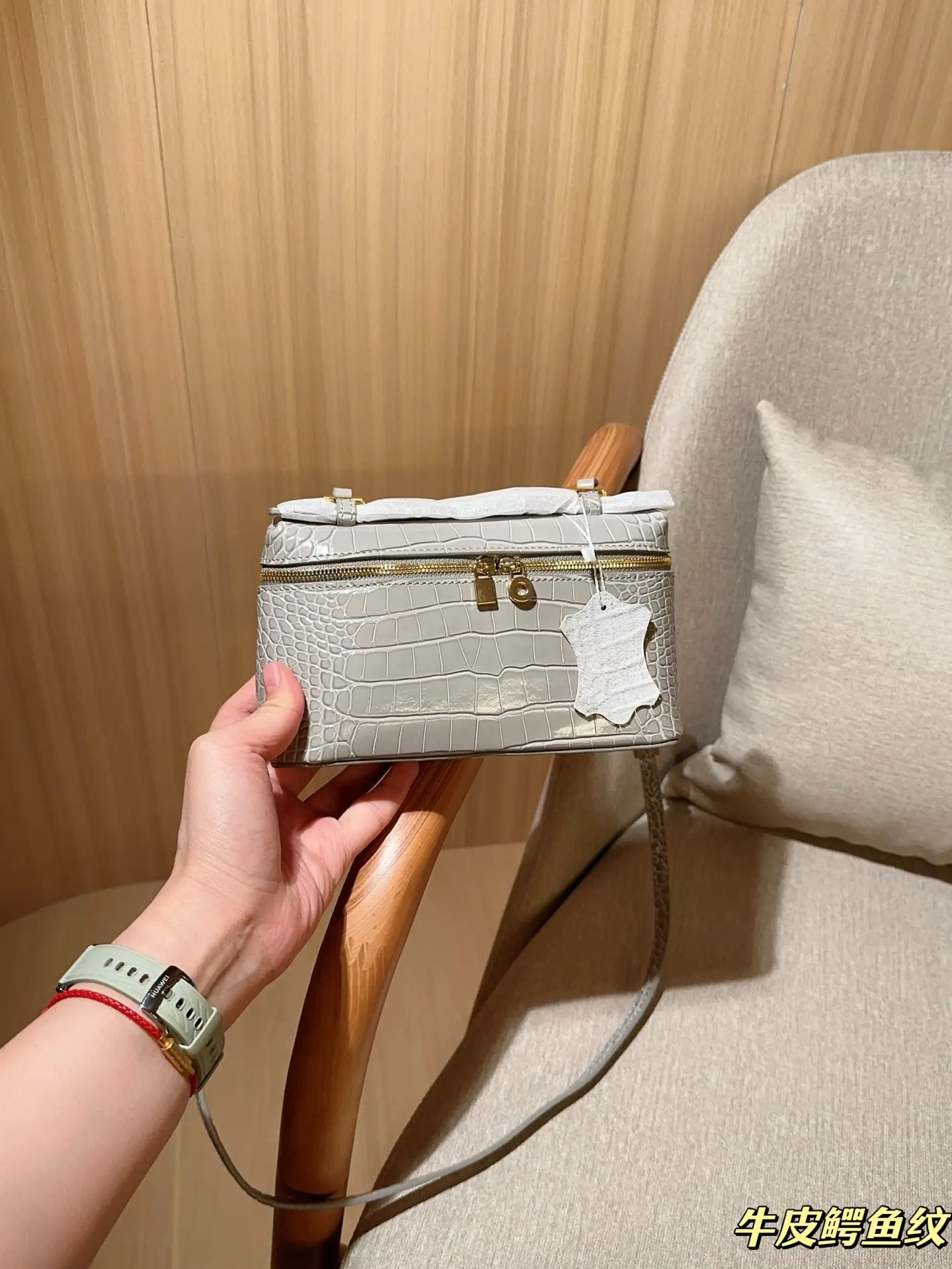 💰175 牛皮鳄鱼纹 Loro piana 牛皮鳄鱼纹饭盒包Lp化妆包L19 爱马仕平替 尺寸19×12×6 礼盒包装🎁