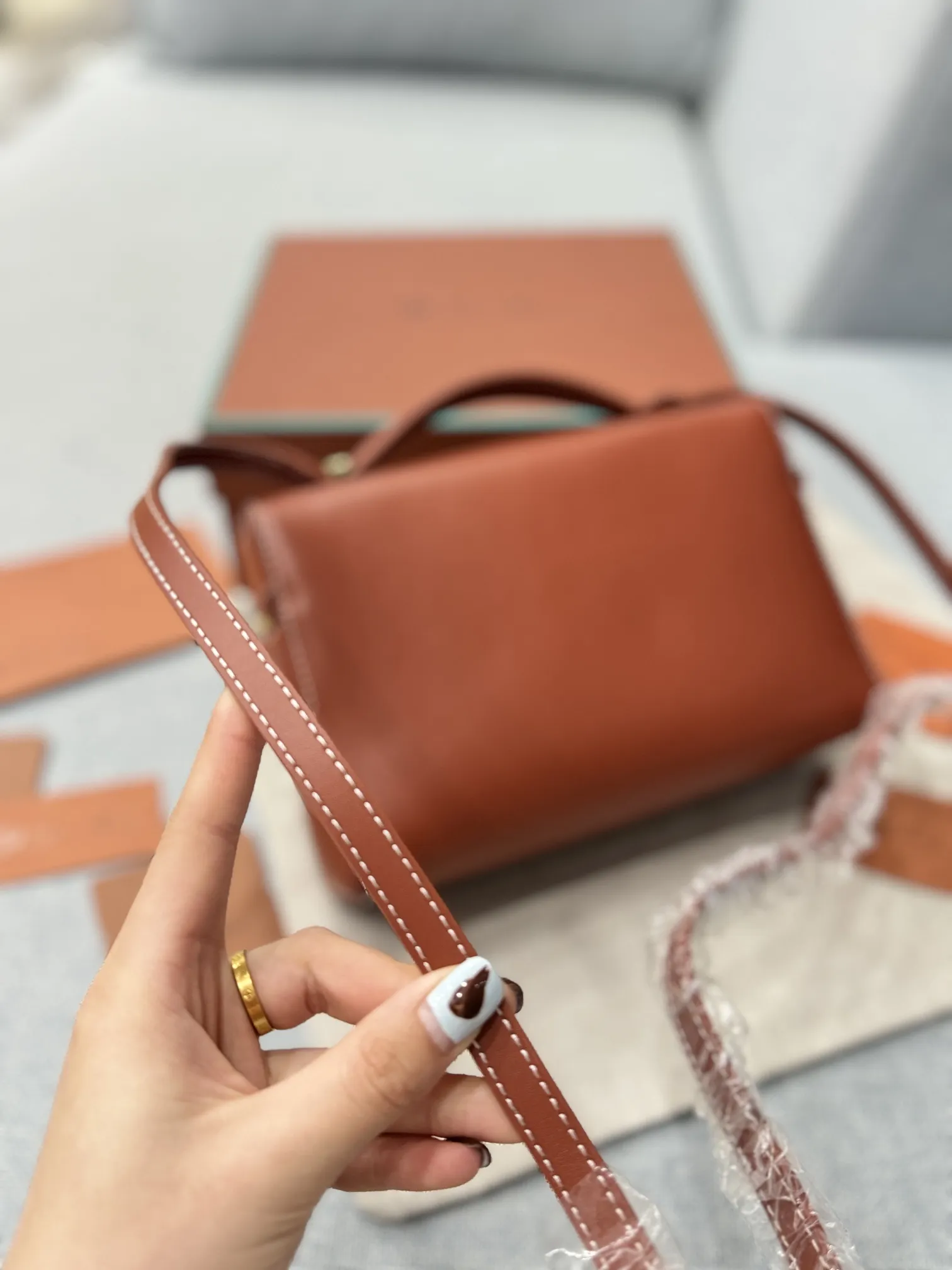 大号P225 配盒🎀 size：22.5&times;15 Loro Piana Extra Bag L27 饭盒包 单肩斜挎手提包 手袋包 这个包型以几何造型展示了精美与优雅风范复古手袋的魅力 加上细心雕琢的细节锋线饰边凸显出简洁干练的线条 为新手袋增添了现代的品味! 皮质采用了牛皮制作而成具有细腻而饱满的纹理感金属点缀 独特精致