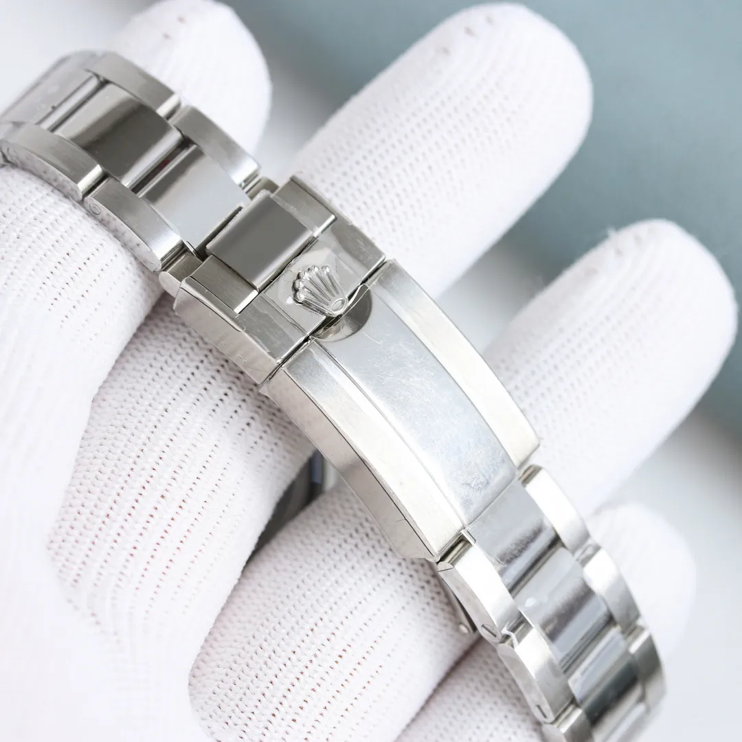 劳力士-迪通拿“极地冰川”以蓝为境 以械为骨 腕间藏着深海的静谧与时间的精密。