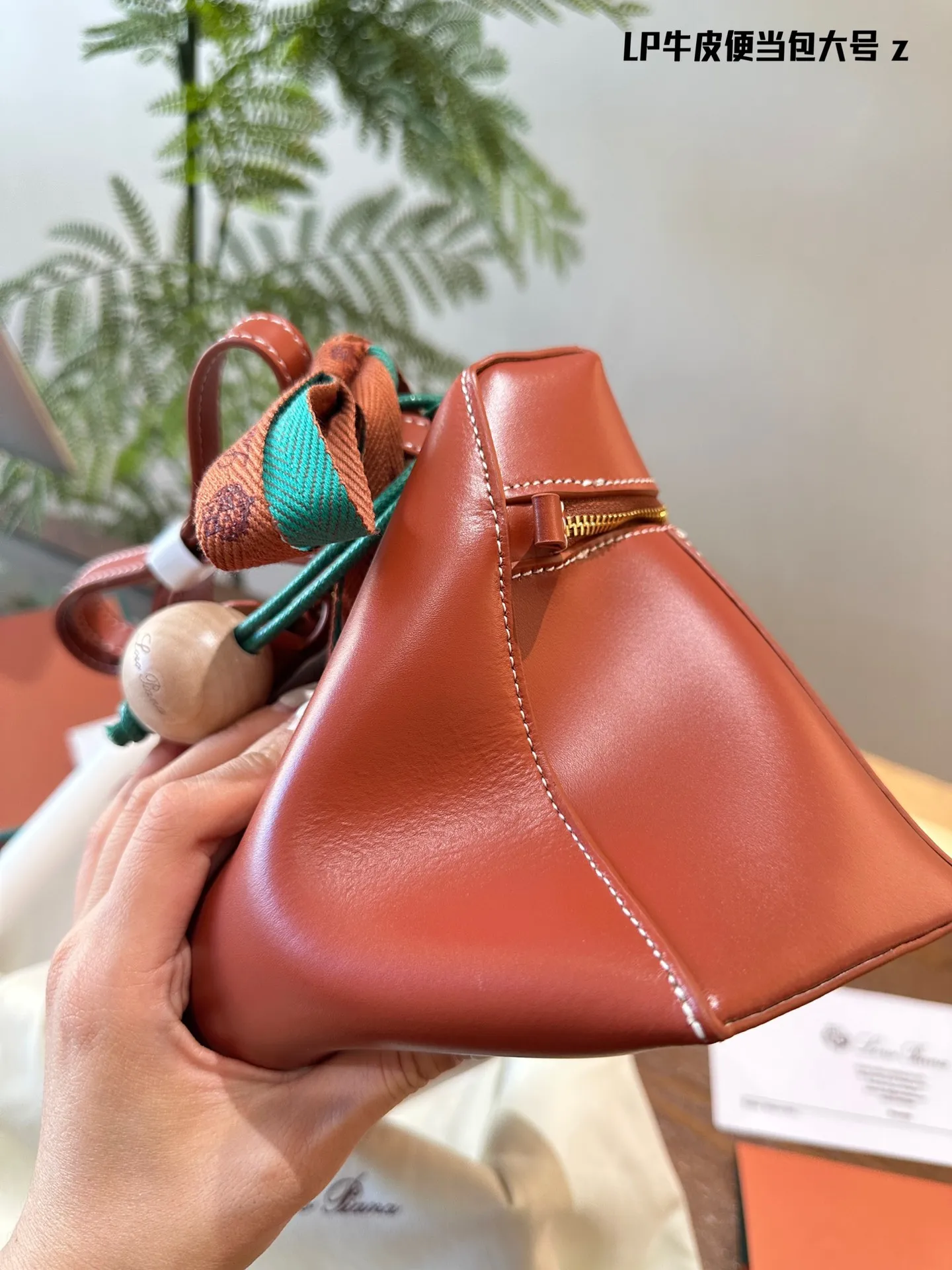 p220 原版牛皮 Loro Piana又出新包,唐嫣吴千语都在背! 董洁、马思纯、梅婷、宋佳、万茜、邬君梅、张雪迎、张钧甯,唐嫣、吴千语,好多女明星们最新街拍都在背 这支全新的Extra Bag手袋啊!包包颜值是真的高,容量很充足非常实用,可以单肩也可以斜挎,还有很多配色可以选择,经典百搭,秋冬新包这支最有看点!27cm专柜包装
