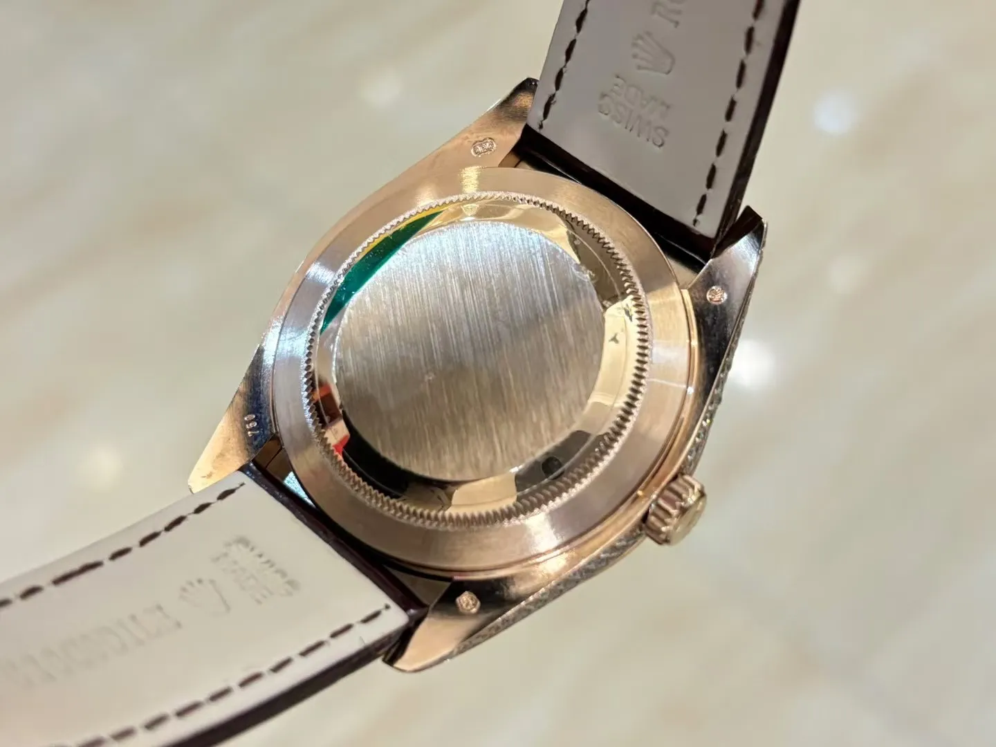 💍劳力士 顶级好货💍🌈首款日志型美洲鳄鱼皮带系列 ！✨后镶嵌顶级天然皓石，大闪亮，难度极高，目前同种材质最闪工艺。不惜成本只为完美，可谓用心至极，完美展现工匠精神。奢华高贵 身份的象征，适合重要场合使用！ 1⃣️搭载ETA2836星期日历全自动机芯，经典机芯稳定性强，无后顾之忧。 2⃣️蓝宝石镜面，字面颜色更细腻做出了与正品一致的视觉效果，防反光凸透式放大日历窗。 ️3⃣️表壳均采用顶级904钢，镶嵌顶级天然皓石。尺寸：直径40mm。 4⃣️表带美洲鳄鱼皮配搭原装折叠扣表扣，连接表壳头粒更细致优化！表扣细节刻字也比较到位！ 5⃣️复刻诚心力作！让我们一起一劳永逸！欢迎各位表友品鉴！