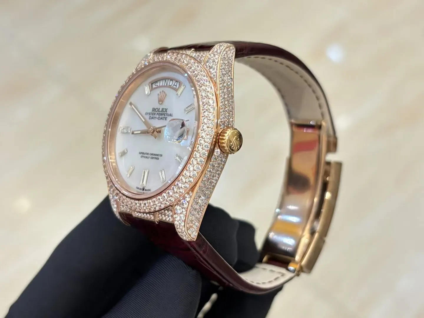 💍劳力士 顶级好货💍🌈首款日志型美洲鳄鱼皮带系列 !✨后镶嵌顶级天然皓石,大闪亮,难度极高,目前同种材质最闪工艺。不惜成本只为完美,可谓用心至极,完美展现工匠精神。奢华高贵 身份的象征,适合重要场合使用! 1⃣️搭载ETA2836星期日历全自动机芯,经典机芯稳定性强,无后顾之忧。 2⃣️蓝宝石镜面,字面颜色更细腻做出了与正品一致的视觉效果,防反光凸透式放大日历窗。 ️3⃣️表壳均采用顶级904钢,镶嵌顶级天然皓石。尺寸:直径40mm。 4⃣️表带美洲鳄鱼皮配搭原装折叠扣表扣,连接表壳头粒更细致优化!表扣细节刻字也比较到位! 5⃣️复刻诚心力作!让我们一起一劳永逸!欢迎各位表友品鉴!