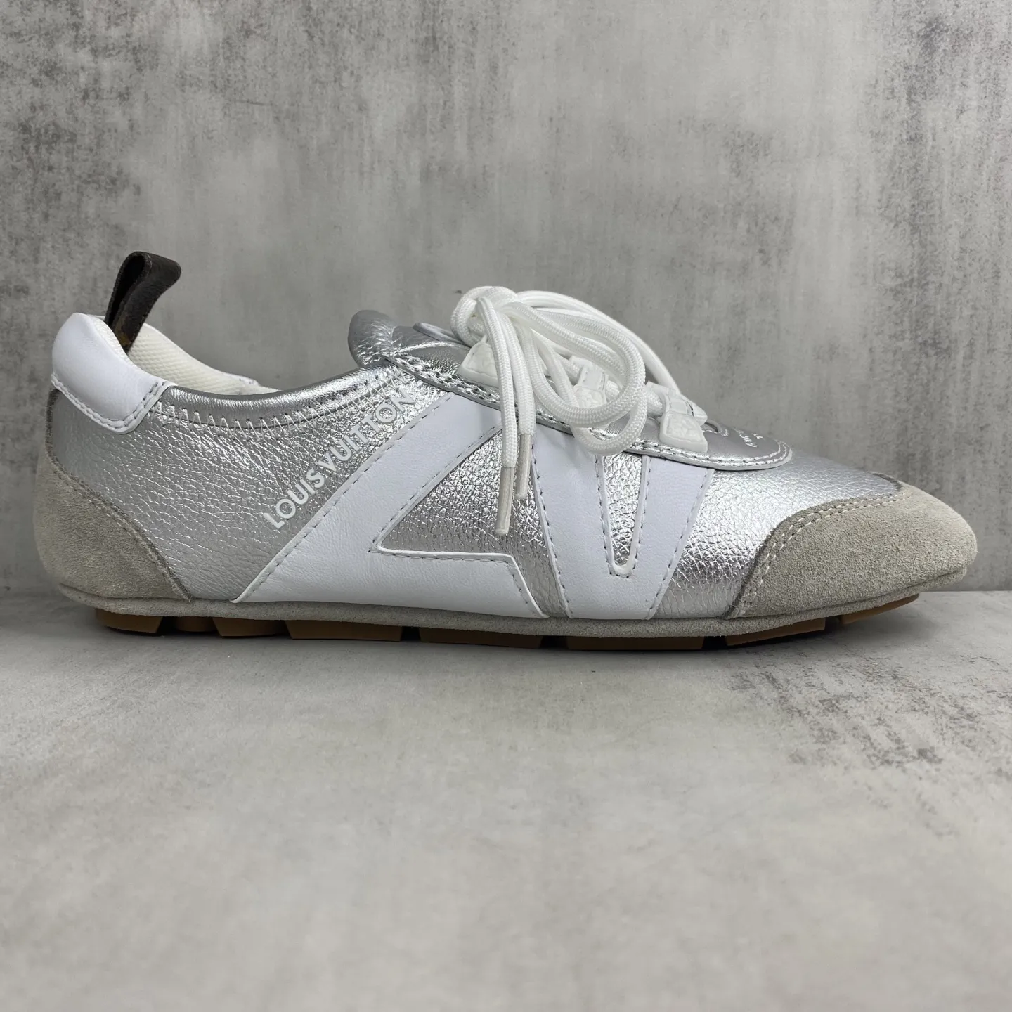 💰340🔥新款上架🔥 Louis Vuitton 25ss lv路易威登专柜最新复古德训鞋 芭蕾运动鞋 众多网红明星纷纷开秀上脚 这款系带休闲运动鞋妥妥的美式复古风格 经典百搭的单品 面料：牛皮+丝光牛反绒 内里：羊皮 原版开模橡胶鞋底 码数：35-45