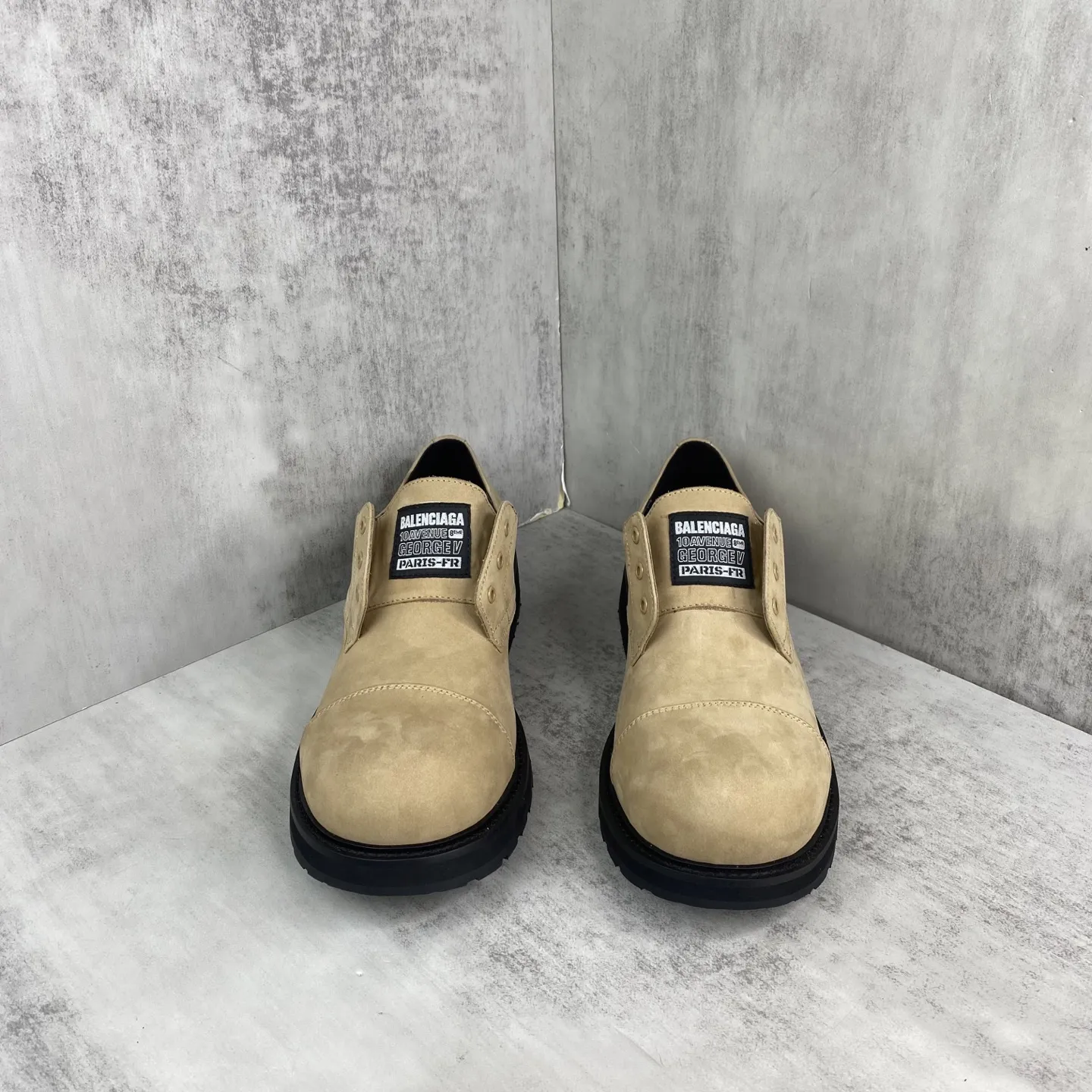 💰340🔥新款上架🔥顶级版本 巴黎世家 Balenciaga FW25 Venom Boots by balenciaga 机车靴 机能风 原厂数据-原版1:1还原细节 机车靴的设计极具辨识度，利落的线条搭配金属扣饰，每一处细节都彰显着Balenciaga的前卫态度。皮革质感上乘，光泽内敛却又奢华尽显，脚感更是舒适与格调并存。 面料：定制哑光自然摔小牛皮/做旧破坏工艺效果 内里：定制中光牛皮 五金：定制纯铜哑银色拉丝做旧版本 大底：3层组合-真皮沿条/回弹耐磨绒/轮胎橡胶外底 码数：男39-45（38，46定） 原版包装