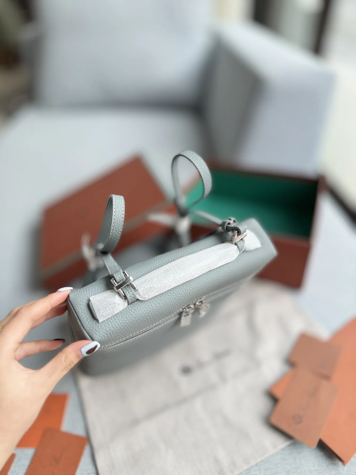 P215 配盒🎀 size：23&times;21 Loro Piana ExtraPocket L23.5 豆腐包 双肩包 造型实在太可爱了! 一如既往的极简风格 新出珍珠灰特别有质感! 一眼就被这款米色手提双肩包吸引了 它静静地躺在木质桌面上 宛如一位等待被发现的优雅女子。