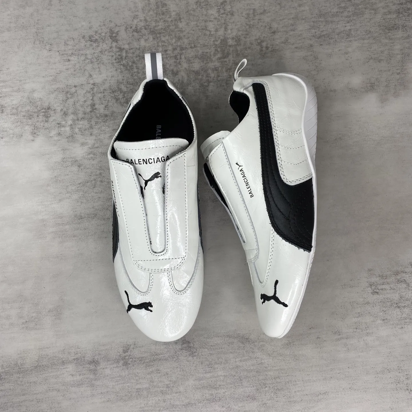 💰300🔥新款上架🔥 Balenciaga巴黎世家PUMA Speedcat运动鞋 Demna设计的全新冬季25系列Balenciaga与PUMA的联名合作款 鞋面采用进口牛京 做旧打磨元素打造出灵活的袜套式贴合感,同时保留了原本轻薄、灵活的平底设计。包装:全套配件加固飞机盒包装!码数:女35-40码(40定做不退换)男40-45码(45定做不退换)