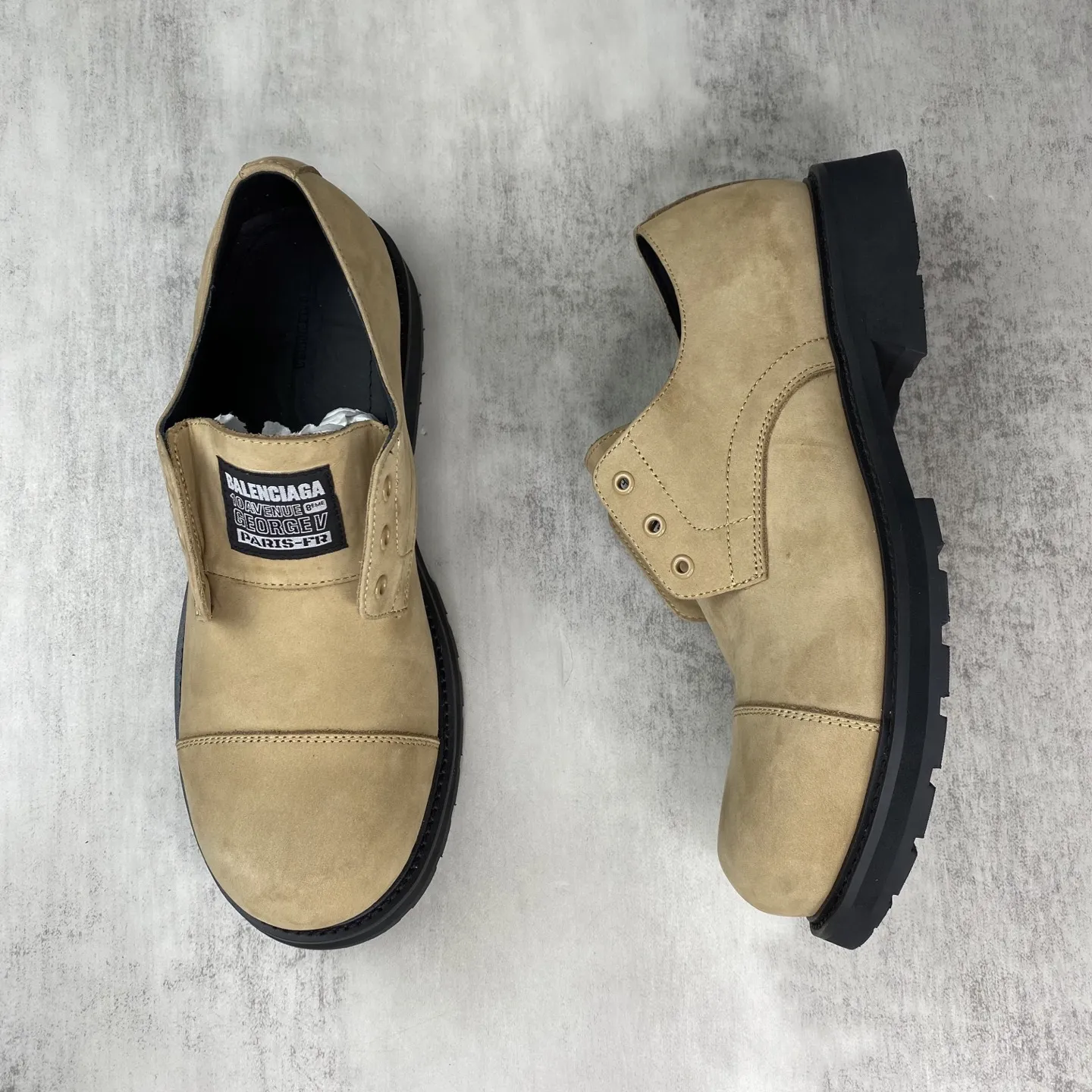 💰340🔥新款上架🔥顶级版本 巴黎世家 Balenciaga FW25 Venom Boots by balenciaga 机车靴 机能风 原厂数据-原版1:1还原细节 机车靴的设计极具辨识度，利落的线条搭配金属扣饰，每一处细节都彰显着Balenciaga的前卫态度。皮革质感上乘，光泽内敛却又奢华尽显，脚感更是舒适与格调并存。 面料：定制哑光自然摔小牛皮/做旧破坏工艺效果 内里：定制中光牛皮 五金：定制纯铜哑银色拉丝做旧版本 大底：3层组合-真皮沿条/回弹耐磨绒/轮胎橡胶外底 码数：男39-45（38，46定） 原版包装