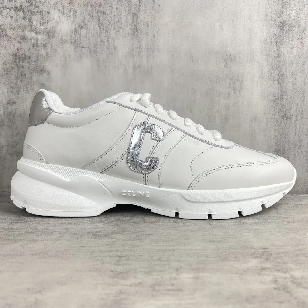 💰280🔥新款上架🔥CELINE(思琳)2024早春新款运动鞋 这一季运动小白鞋无论从楦型的轮廓 隔板的拼接都让人耳目一新 前后品牌LOGO相呼应 大底边位明显Celine字母点缀 无不彰显品牌元素 鞋面柔软粒面牛皮 透气网布 TPU大底 码数:35-45