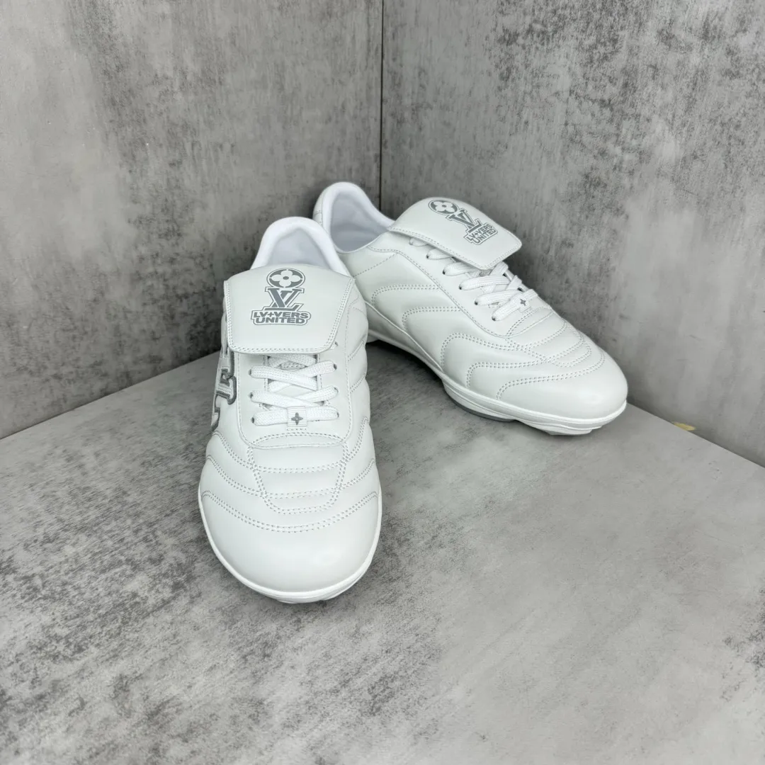 💰430🔥新款上新🔥 Louis Vuitton Footprint 25ss 足球鞋 LV Footprint Soccer 以足球运动鞋为灵感，将绿茵场的活力与奢华材质完美结合，展现了运动与时尚的新融合 预示着鞋履时尚的新趋势 值得注意的是，这款鞋型均采用了 &ldquo;薄底鞋&rdquo; 设计，在面包鞋盛行多年后，时尚圈的风向似乎正在向更加简约的薄底鞋转变。Louis Vuitton 本季的新品，无疑将在这一趋势中发挥重要作用，为时尚界带来更多可能性。码数：35-45(38,45不退换)