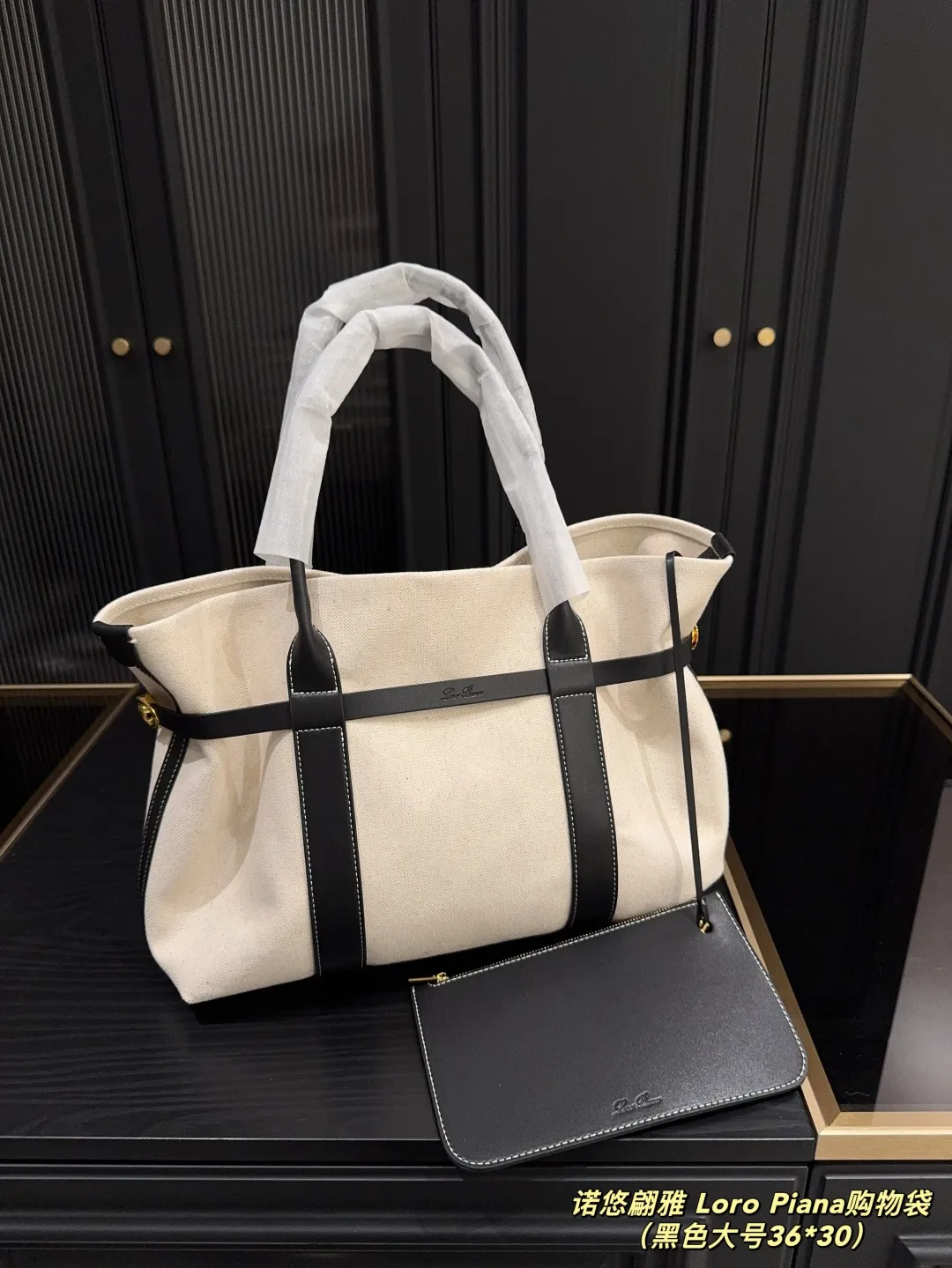 大号p190⚠️尺寸36.30 小号p170⚠️尺寸25.20 诺悠翩雅 Loro Piana购物袋 出差的时候带上了这款新包，疯狂拍照🙌 白棕拼色的大容量托特包真的美翻了 太显高级👀 实物是纯正的米白色，搭配棕色真牛皮 既有帆布的轻盈感，又有牛皮的高质感 内里容量巨大，电脑、ipad、手机通通塞下 甚至还能塞下我的外套，真的太实用啦🥰