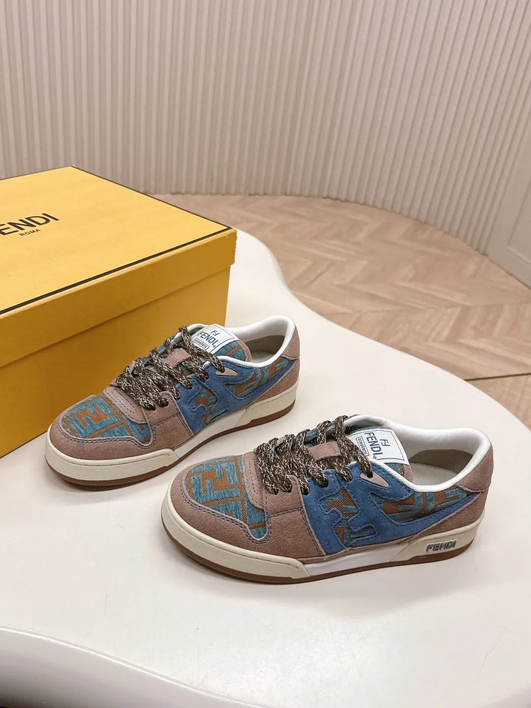 最新色系！皮面 出女💰320 男加10 最新版面 情侣款 Fendi芬迪2025新色系列板鞋休闲运动鞋 FD match 升级新款 全皮面拼接 新鲜血液注入加FF复古的设计 超好看百搭 鞋面牛皮面拼接组合 侧面凸起的双F logo内里采用透气布里 轻便 舒适百搭 原版TPu大底 码数，女款35-40 / 男款39-44